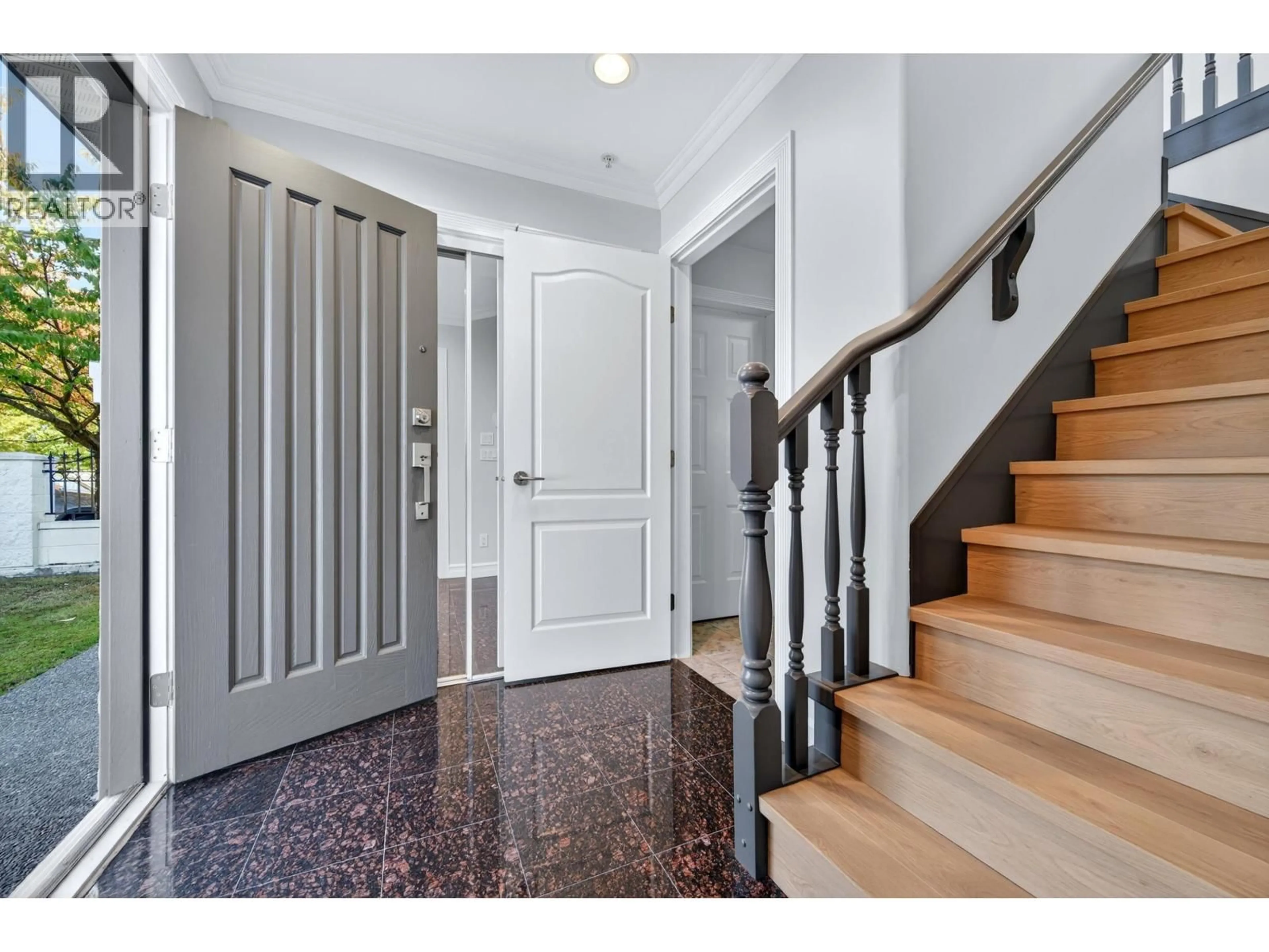 Indoor entryway for 392 63RD AVENUE, Vancouver British Columbia V5X2J9