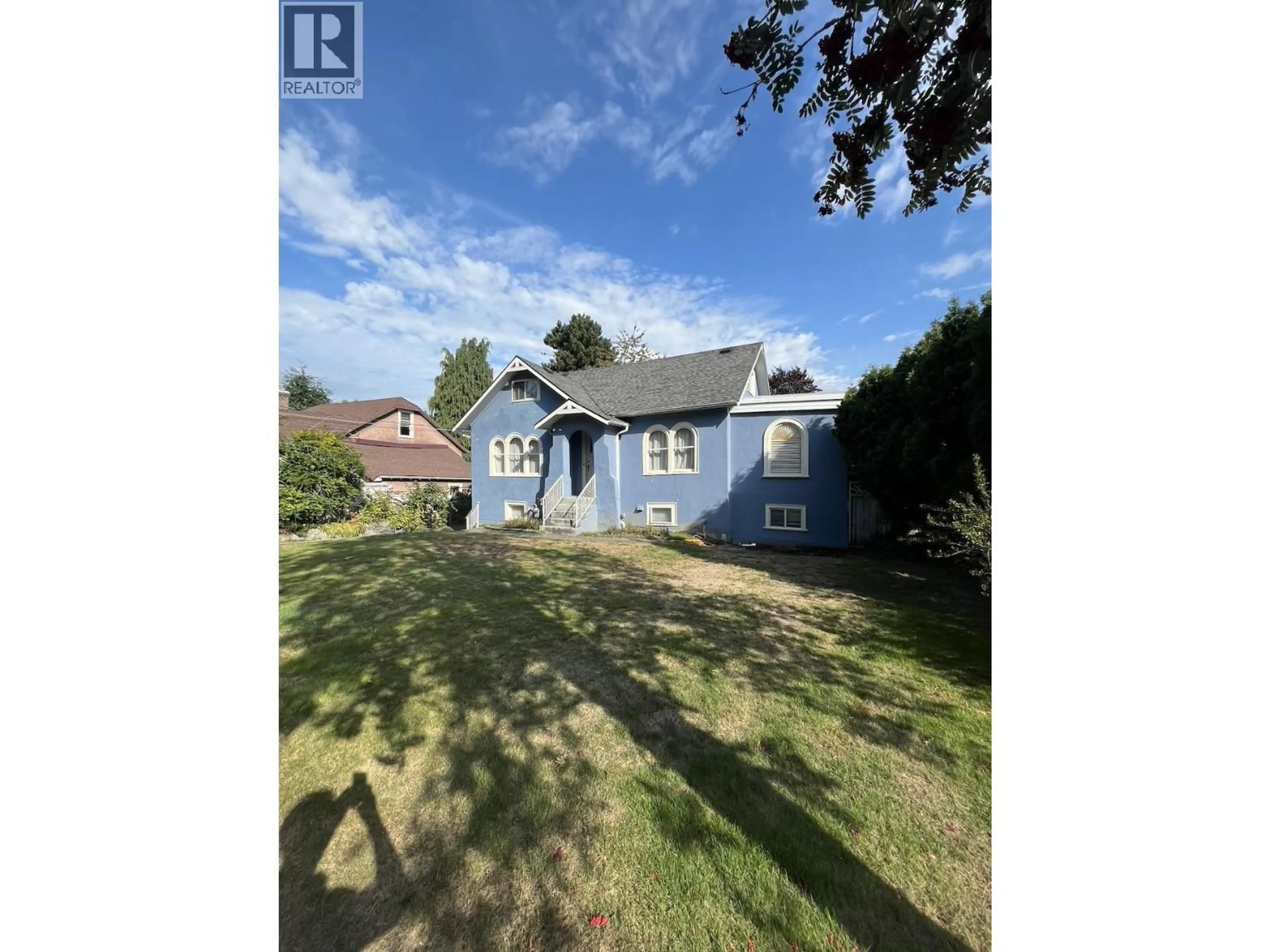 A pic from outside/outdoor area/front of a property/back of a property/a pic from drone, street for 579 24TH AVENUE, Vancouver British Columbia V5Z2B5