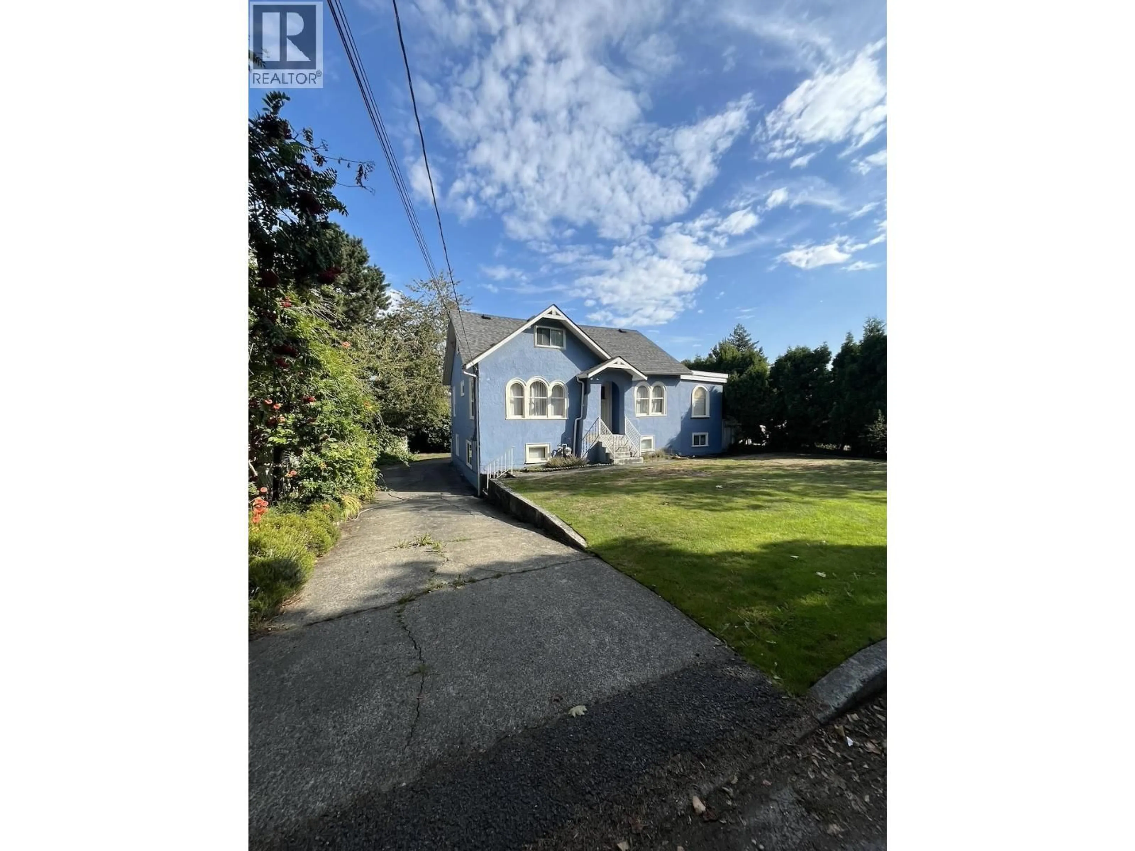 A pic from outside/outdoor area/front of a property/back of a property/a pic from drone, street for 579 24TH AVENUE, Vancouver British Columbia V5Z2B5