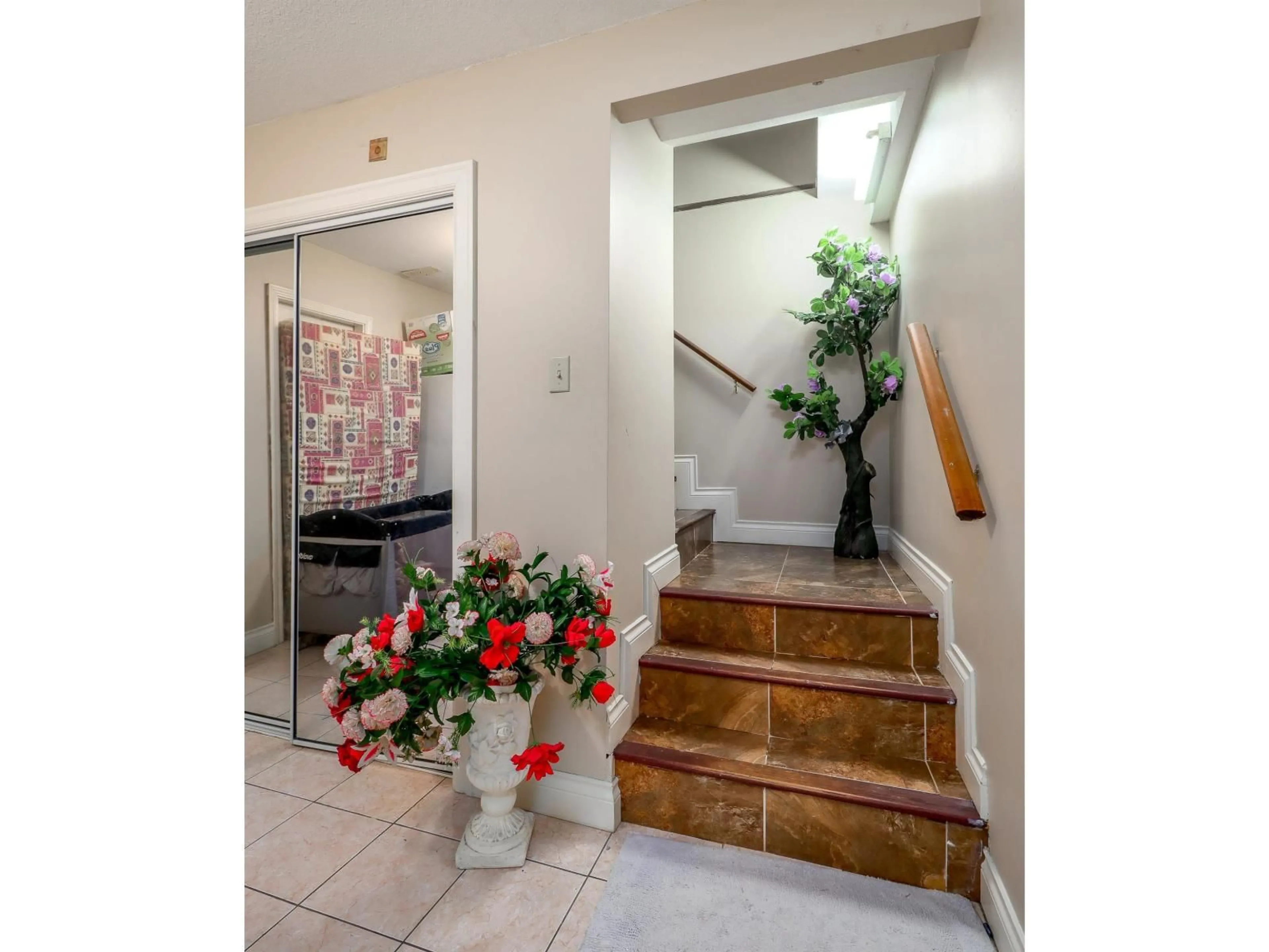 Indoor foyer for 13025 96 AVENUE, Surrey British Columbia V3V1Y2