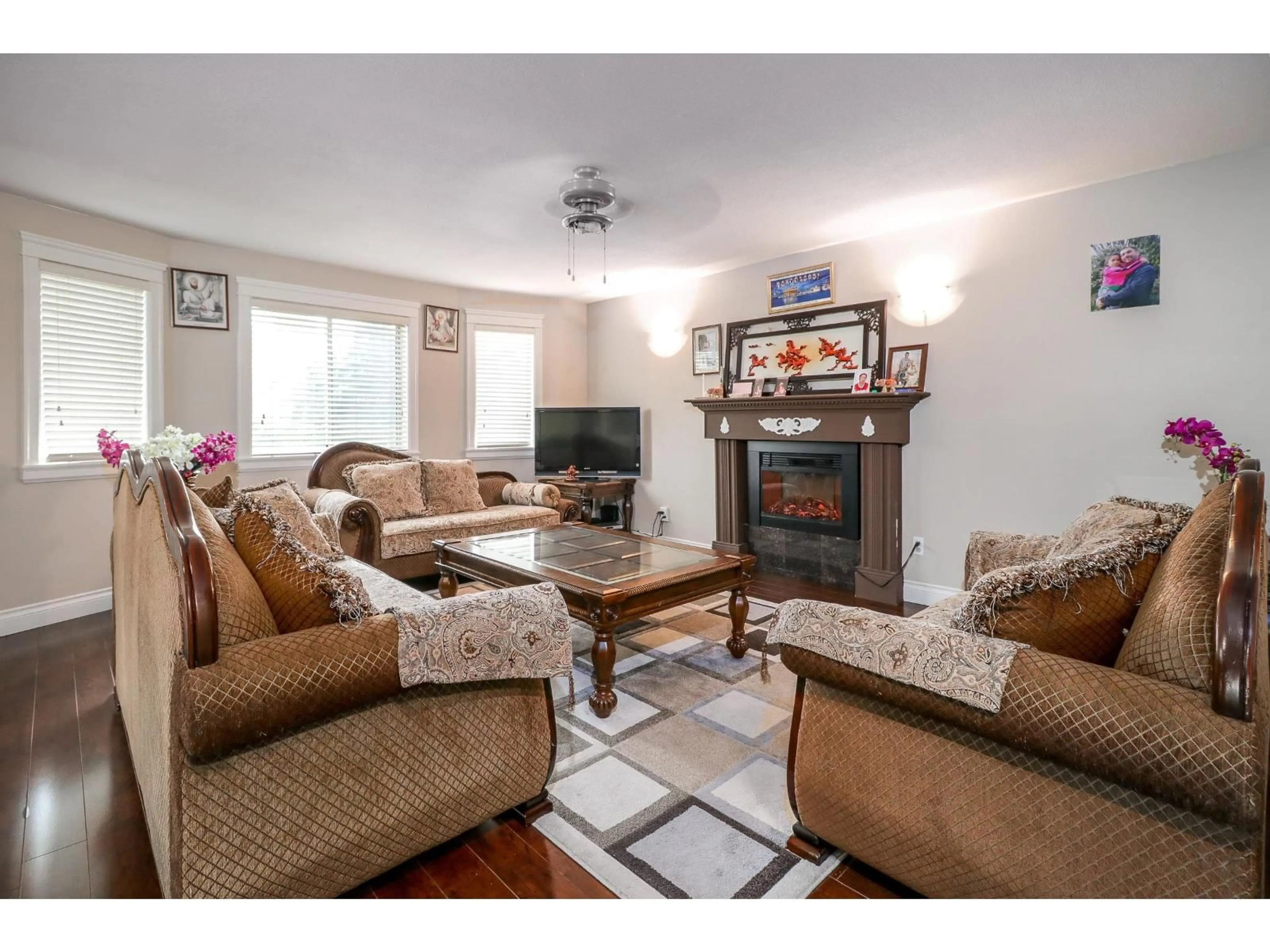 Living room with furniture, wood/laminate floor for 13025 96 AVENUE, Surrey British Columbia V3V1Y2