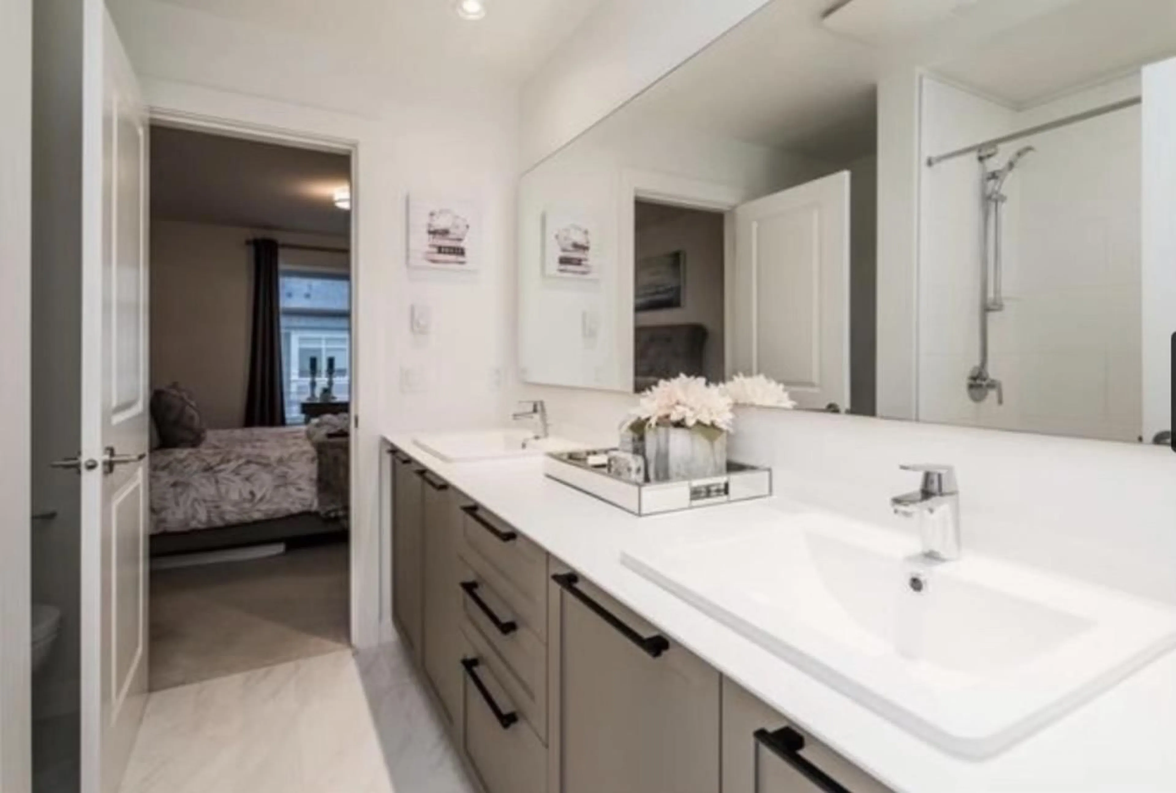 Contemporary bathroom, ceramic/tile floor for 25 - 2838 LIVINGSTONE AVENUE, Abbotsford British Columbia V2T0J1