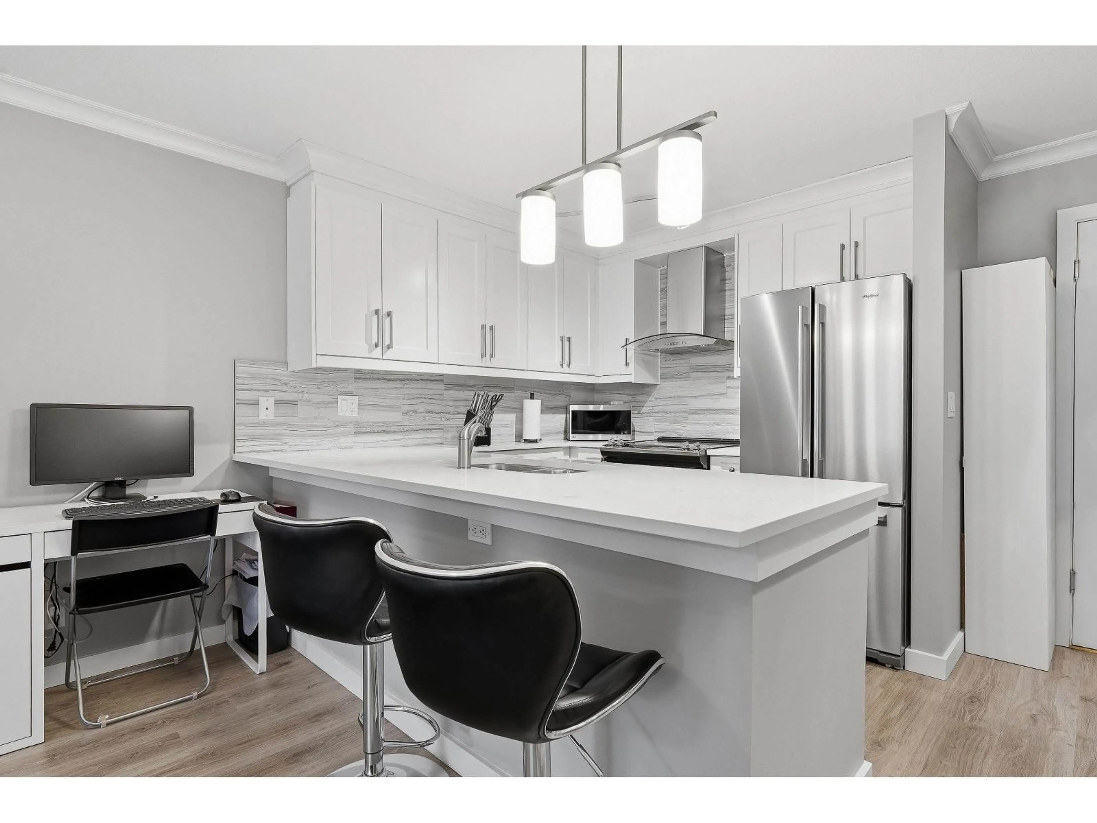 Open concept kitchen, wood/laminate floor for 320 - 12083 92A AVENUE, Surrey British Columbia V3V8C8