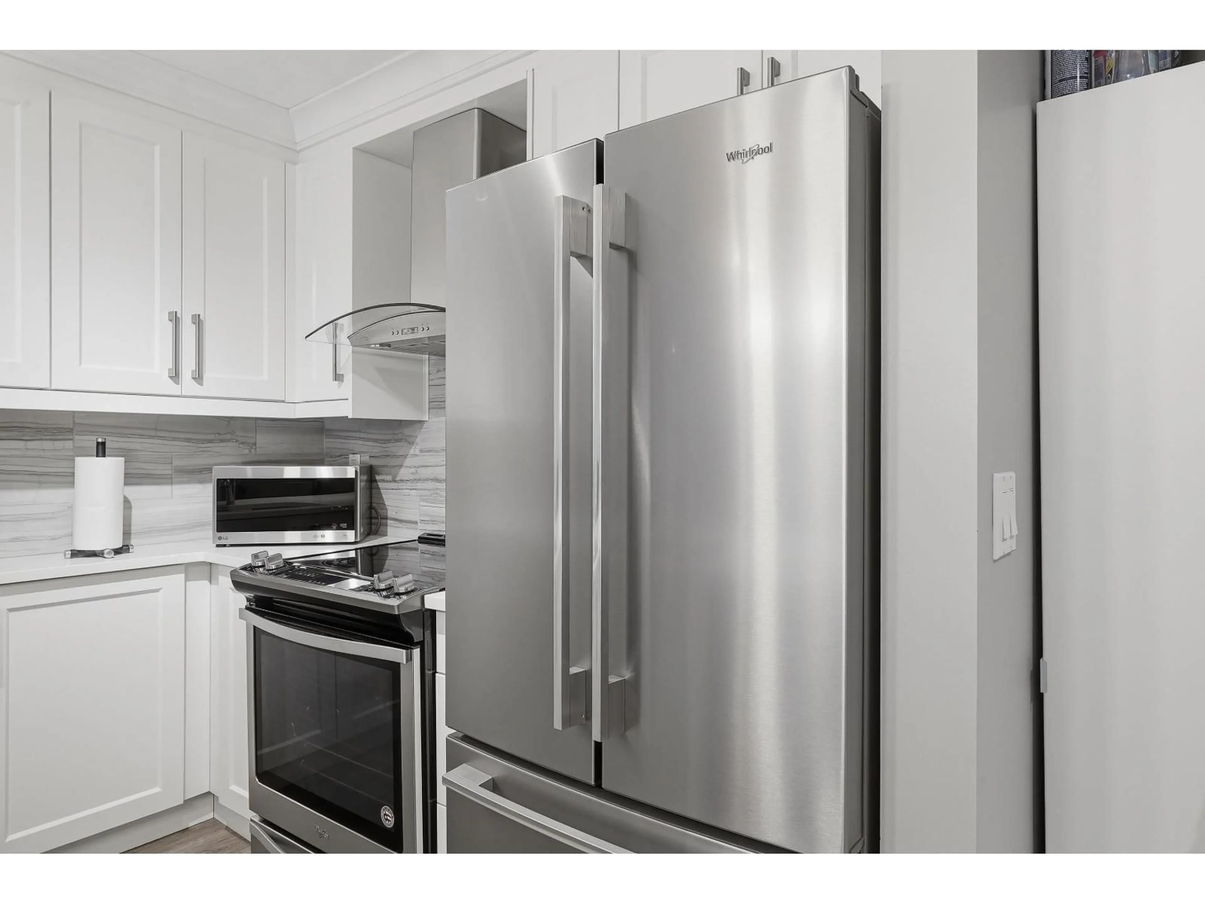 Standard kitchen, unknown for 320 - 12083 92A AVENUE, Surrey British Columbia V3V8C8