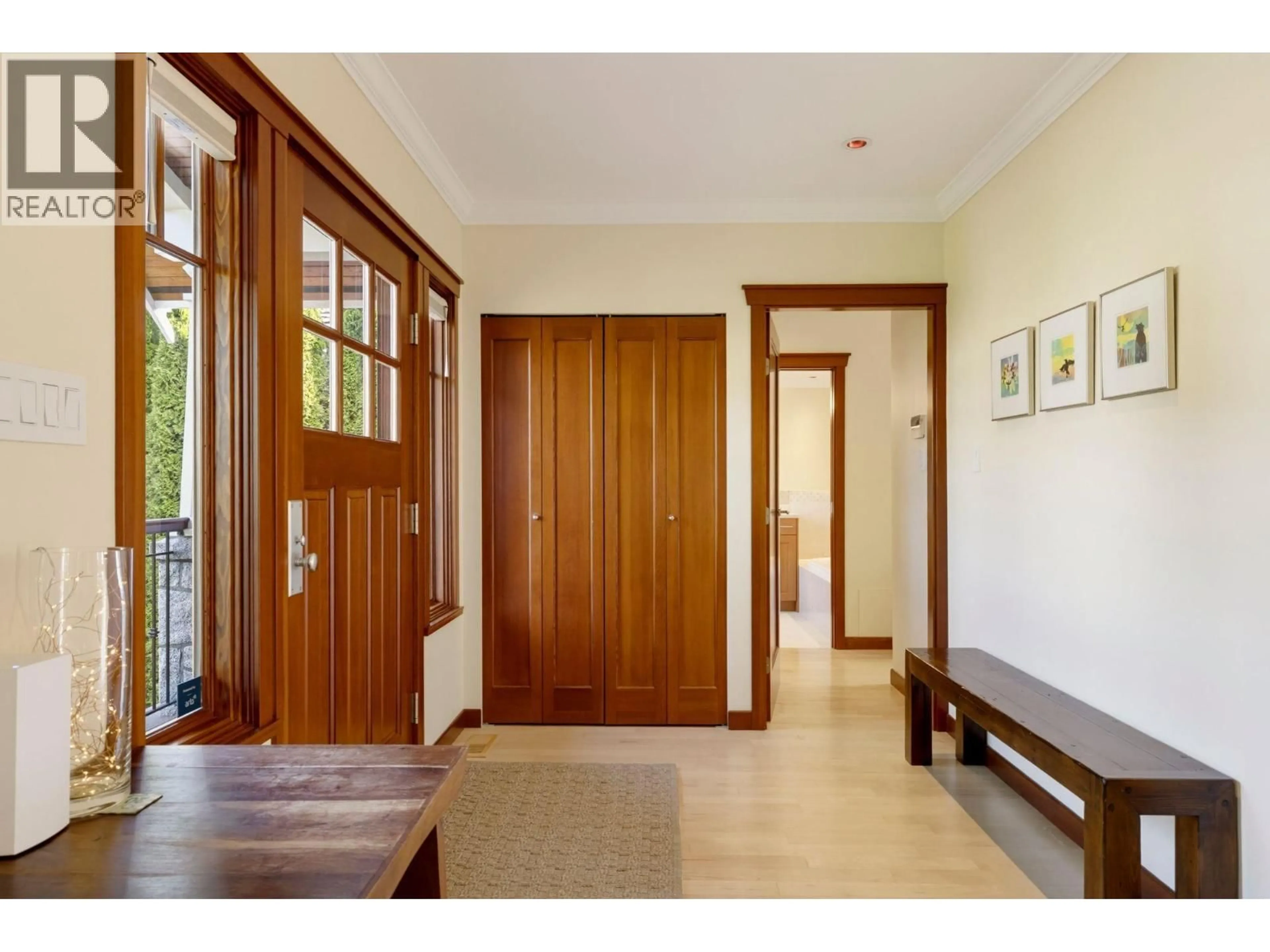 Indoor foyer for 141 WINDSOR ROAD, North Vancouver British Columbia V7N1J9