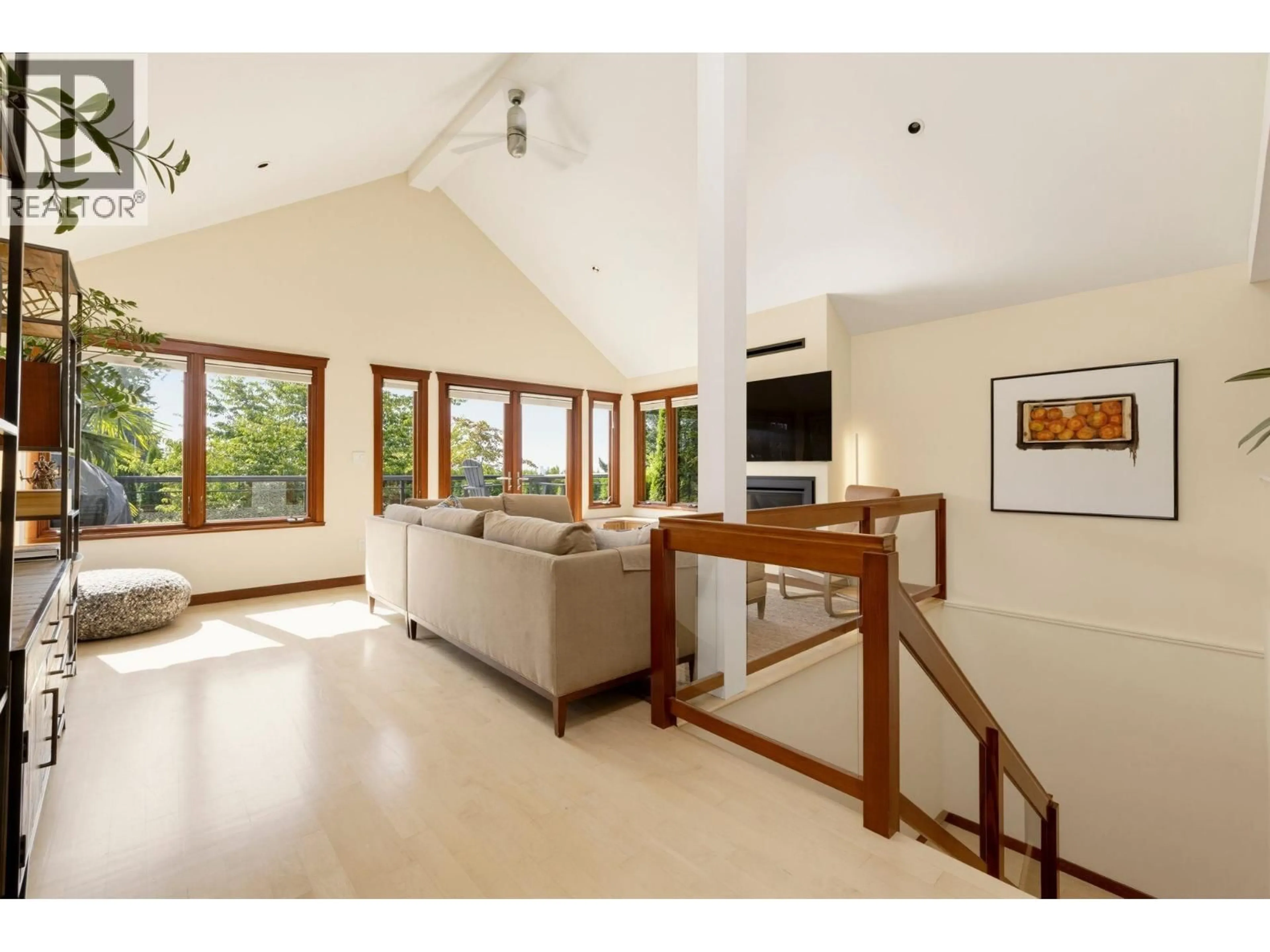 Indoor foyer for 141 WINDSOR ROAD, North Vancouver British Columbia V7N1J9