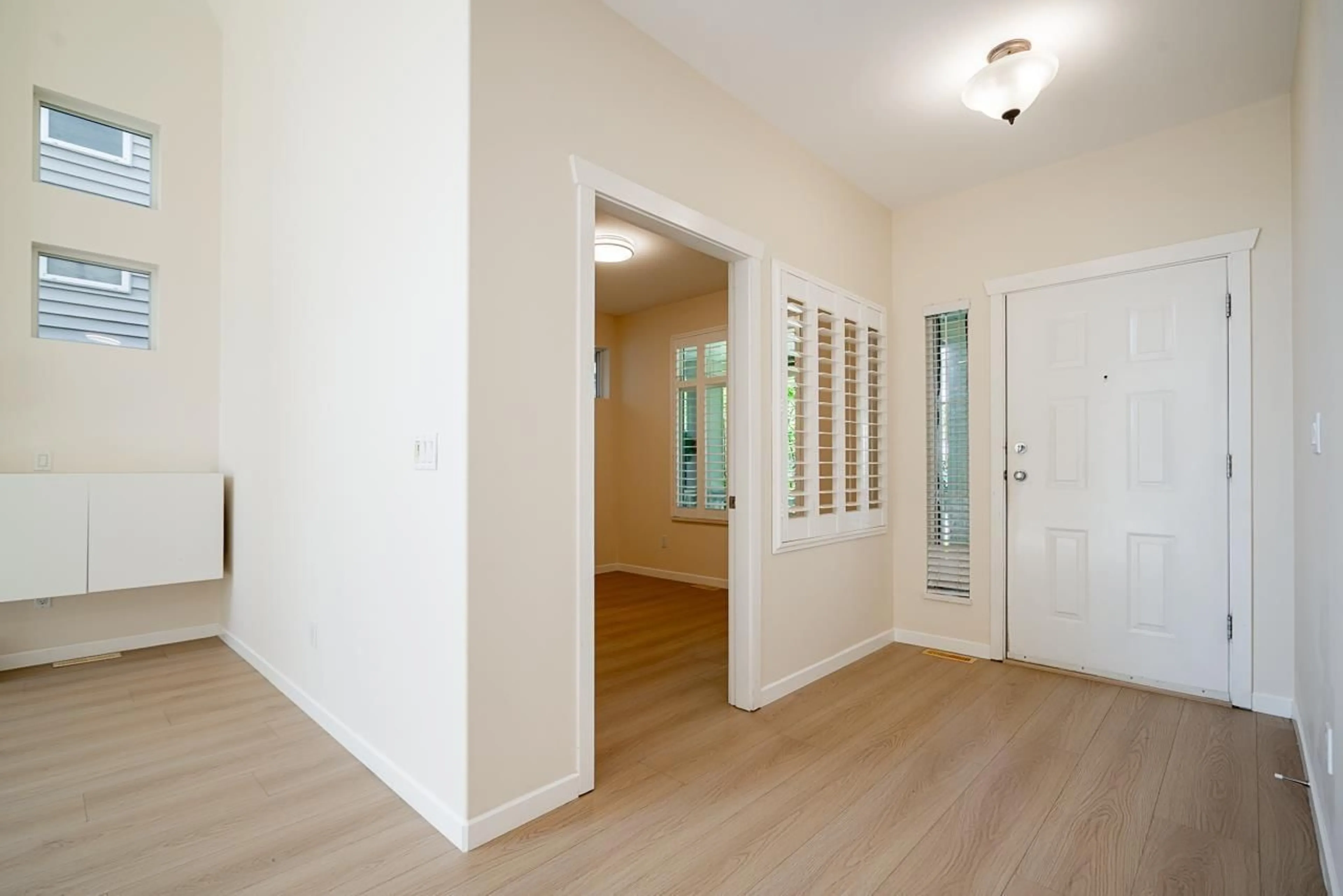 Indoor entryway for 20182 70 AVENUE, Langley British Columbia V2Y2Y1