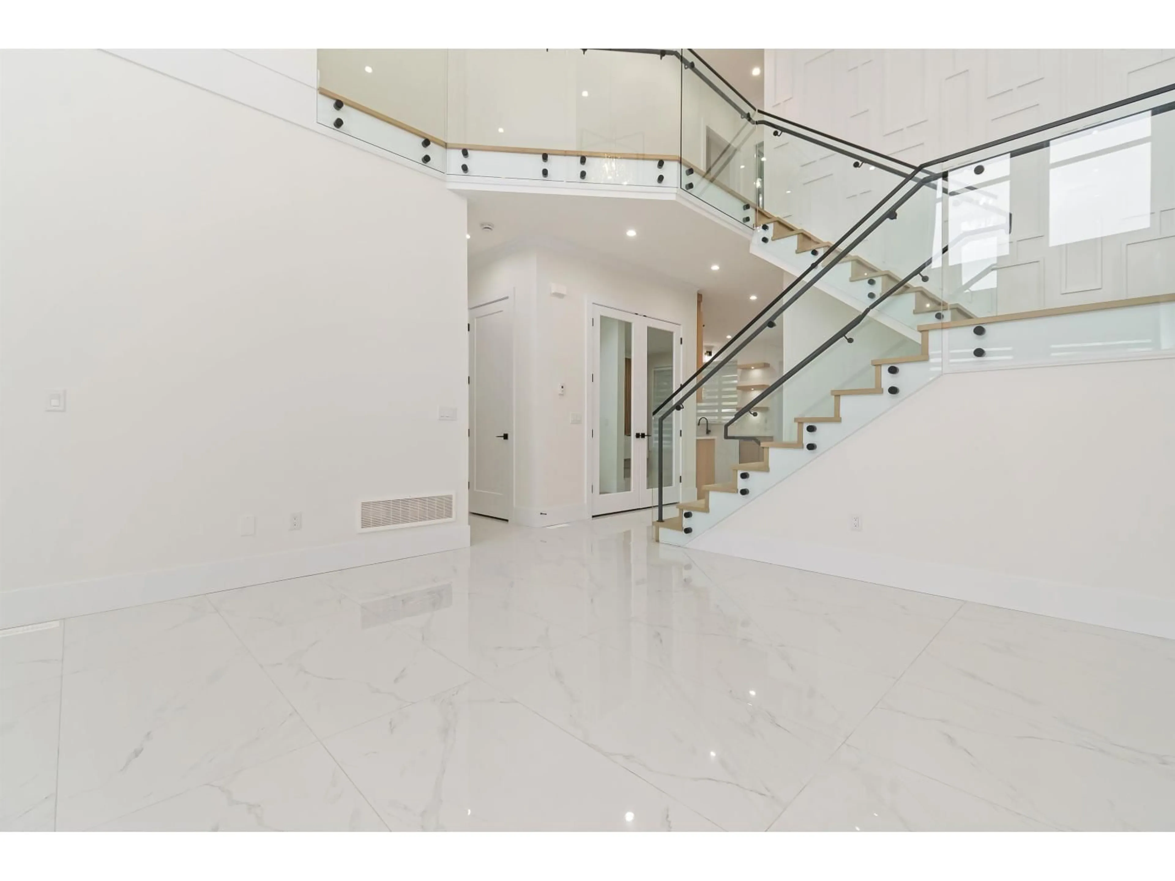Indoor foyer for 2612 TERMINAL COURT, Abbotsford British Columbia V4X0C4