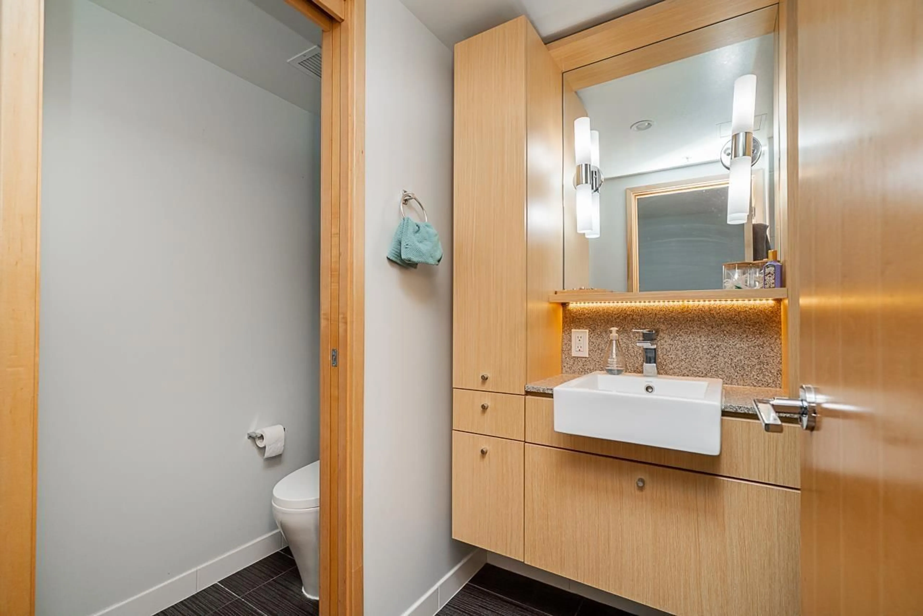 Standard bathroom, unknown for 3406 - 13495 CENTRAL AVENUE, Surrey British Columbia V3T0K2