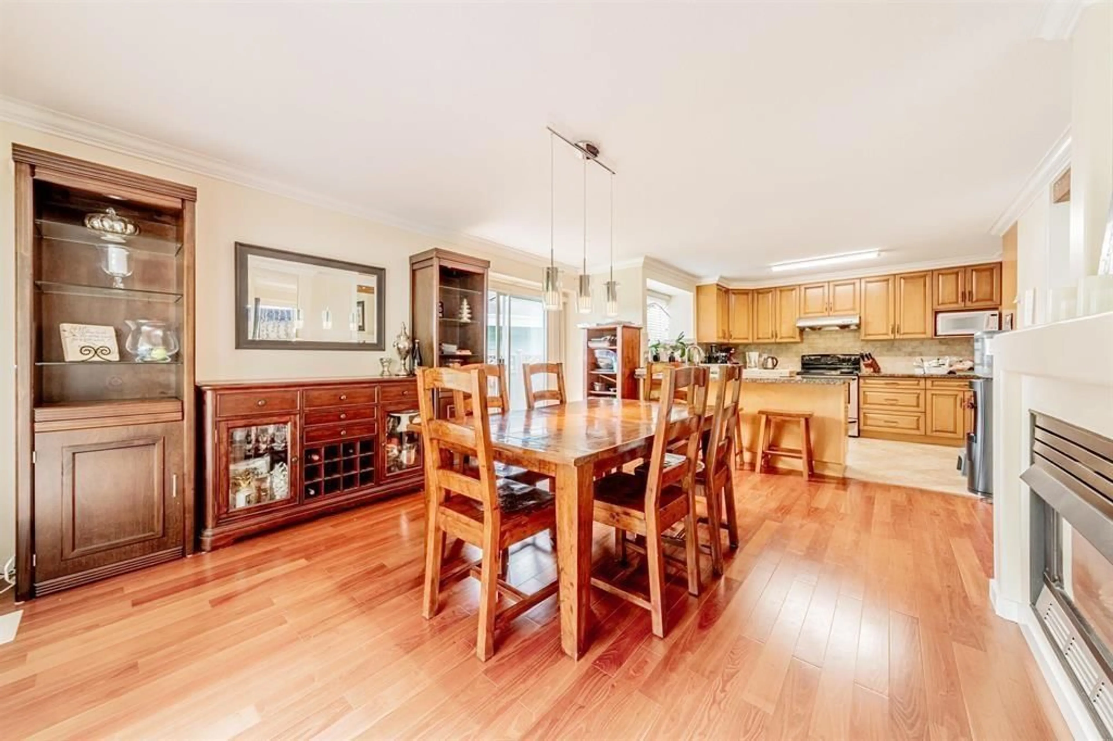 Dining room, wood/laminate floor for 14636 18 AVENUE, Surrey British Columbia V4A7R3