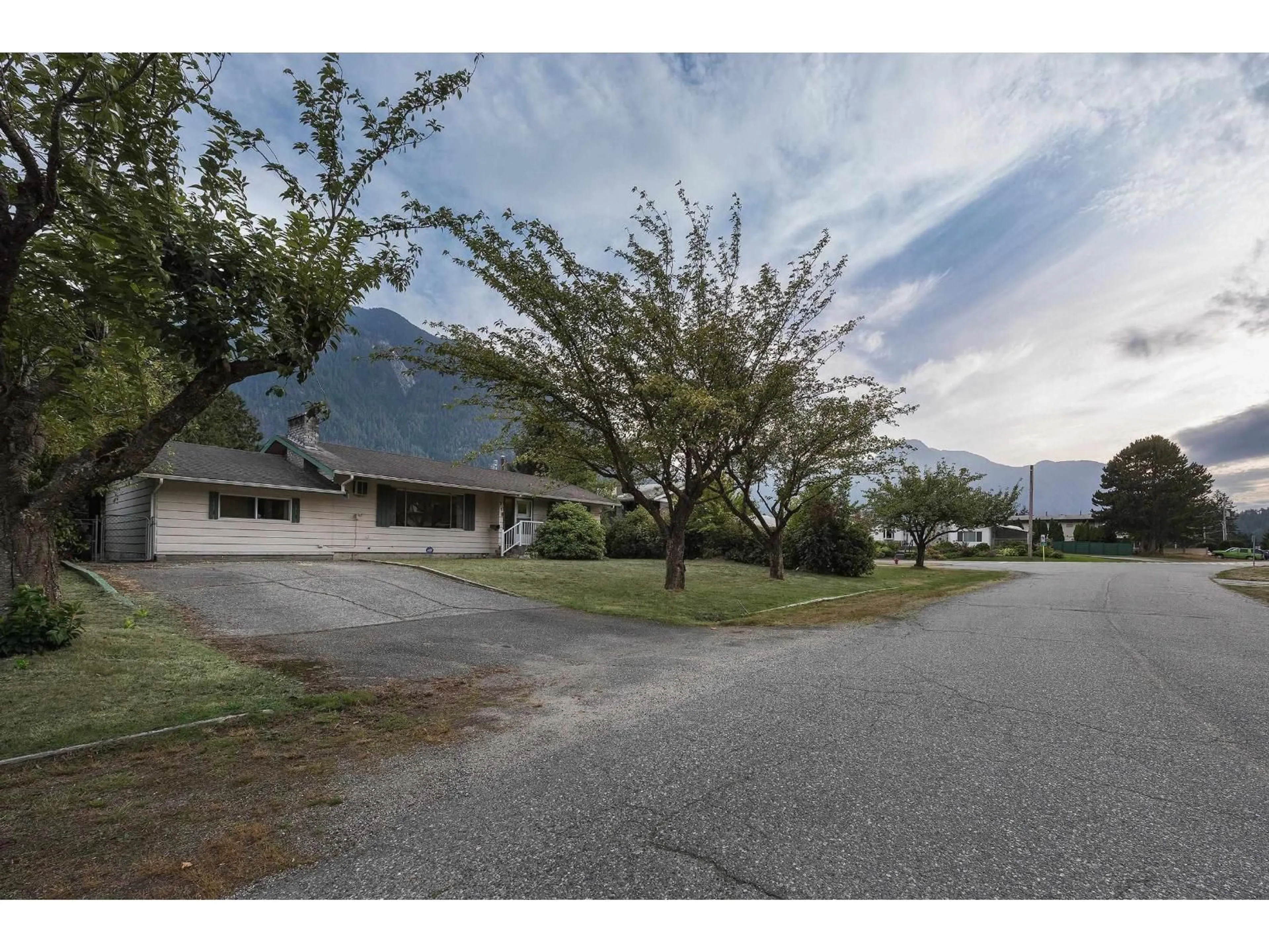 A pic from outside/outdoor area/front of a property/back of a property/a pic from drone, mountain view for 710 COQUIHALLA STREET, Hope British Columbia V0X1L0