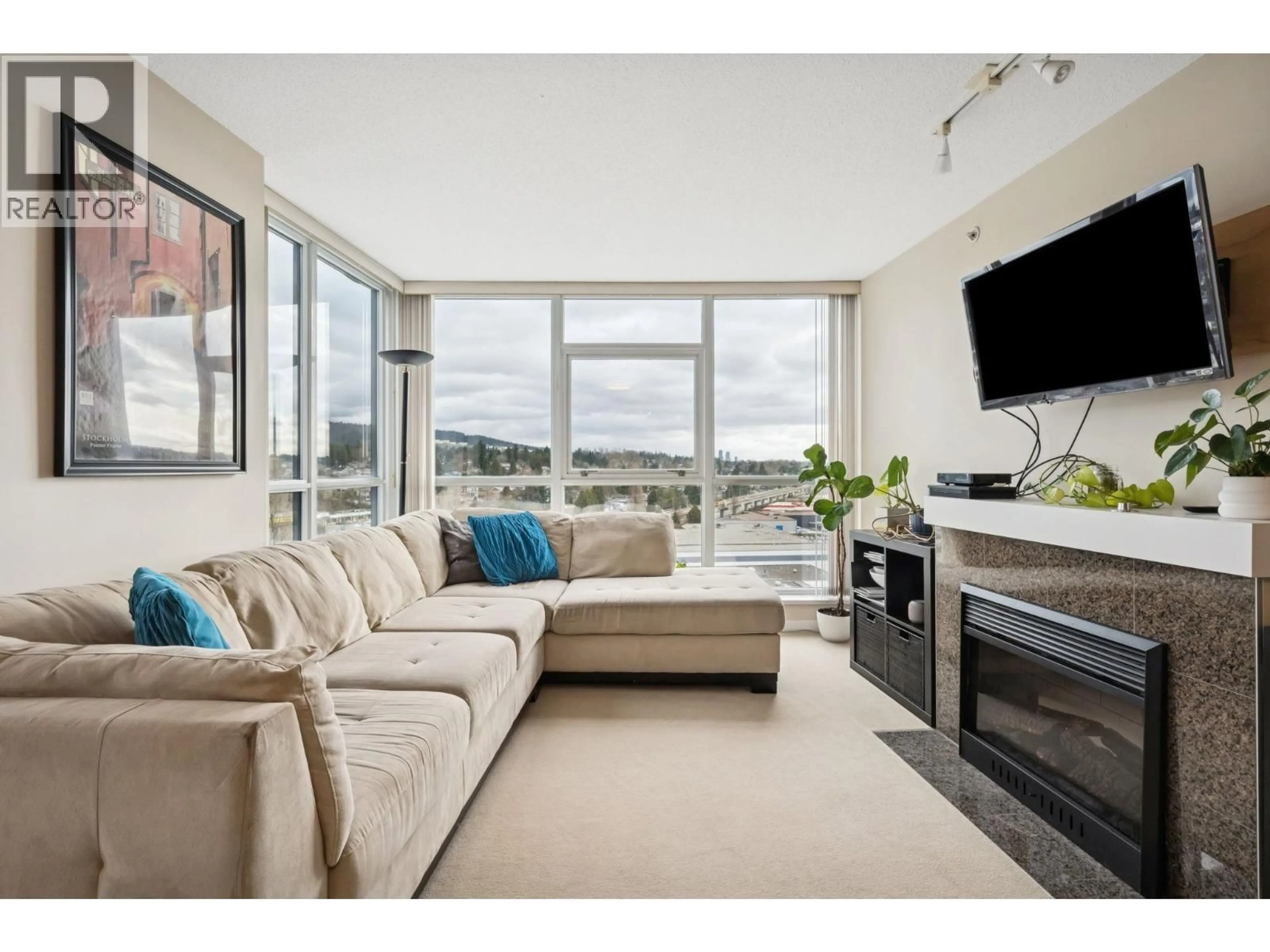 Living room with furniture, unknown for 1402 - 2225 HOLDOM AVENUE, Burnaby British Columbia V5B0A1