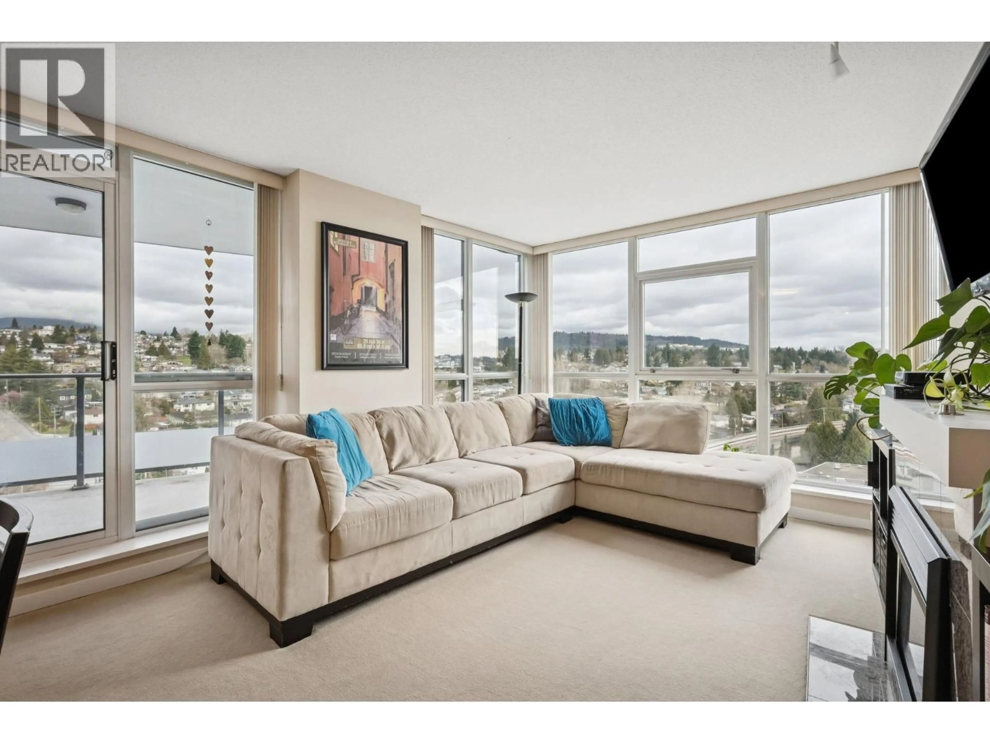 Living room with furniture, unknown for 1402 - 2225 HOLDOM AVENUE, Burnaby British Columbia V5B0A1