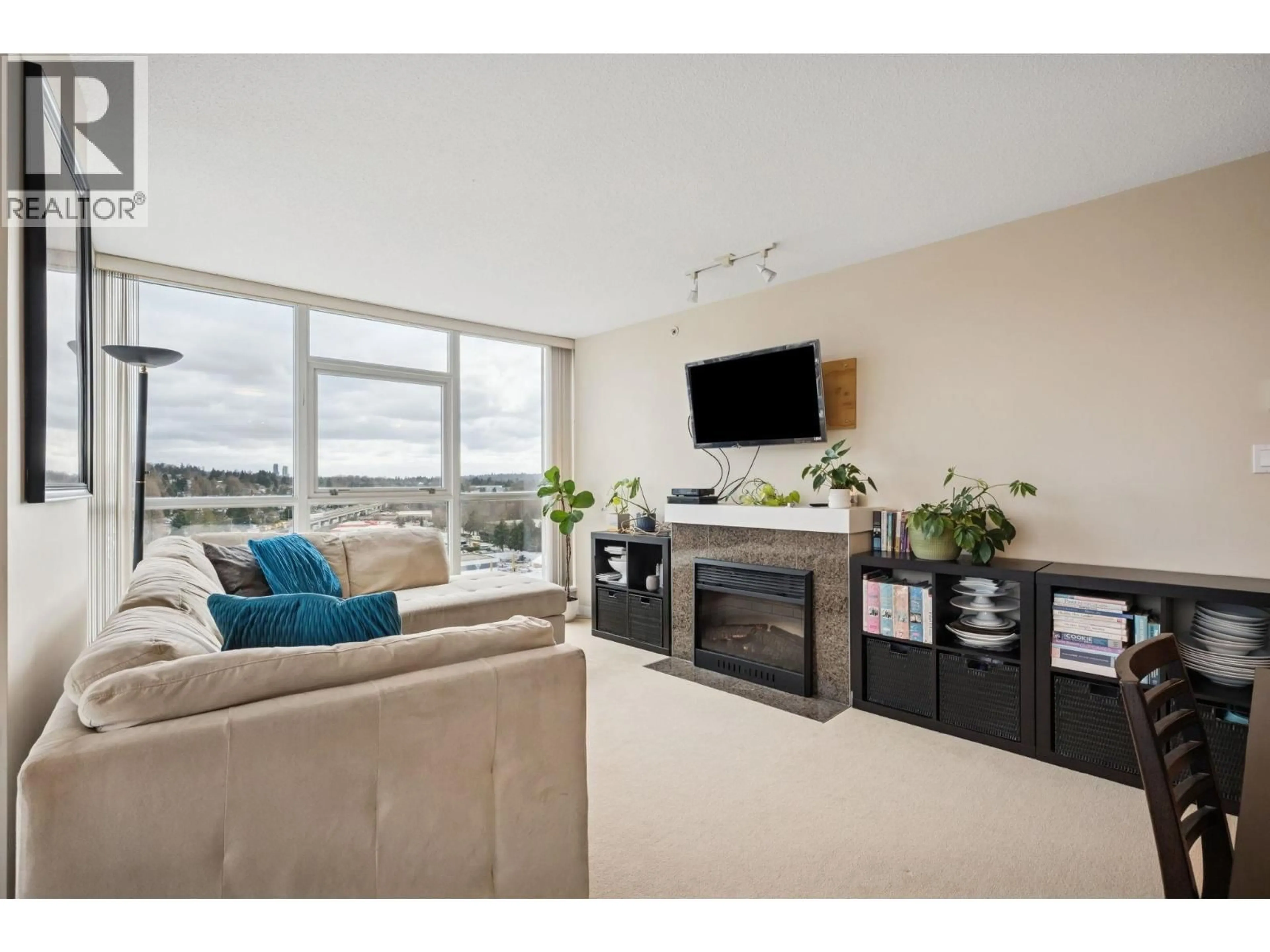 Living room with furniture, unknown for 1402 - 2225 HOLDOM AVENUE, Burnaby British Columbia V5B0A1
