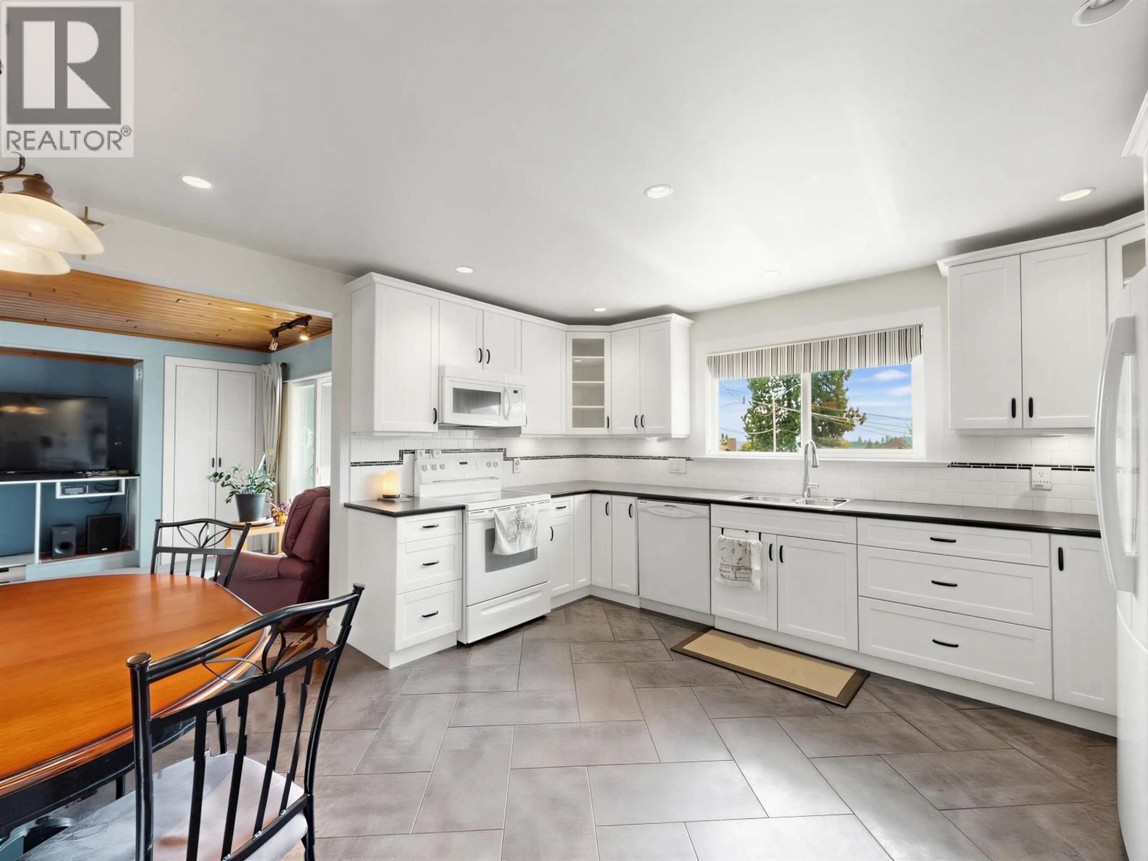Open concept kitchen, ceramic/tile floor for 524 LYN COURT, Coquitlam British Columbia V3J5N2