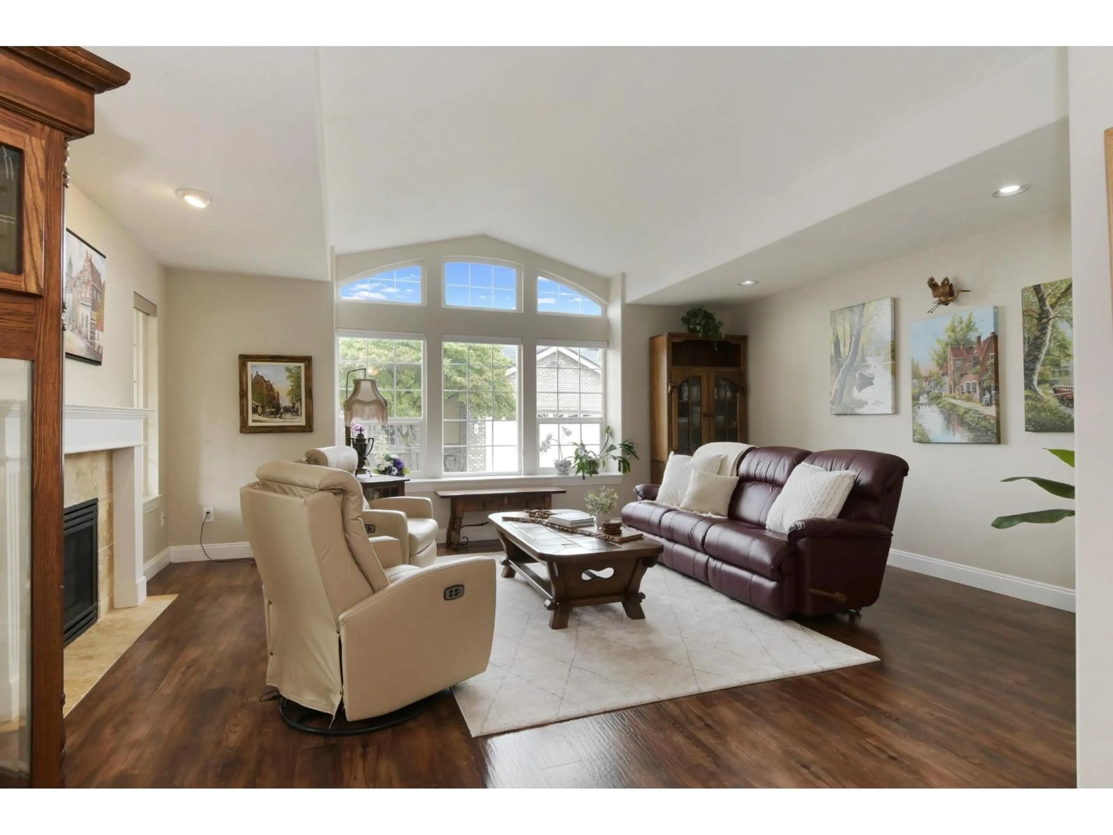 Living room with furniture, wood/laminate floor for 1 - 32777 CHILCOTIN DRIVE, Abbotsford British Columbia V2T5W4
