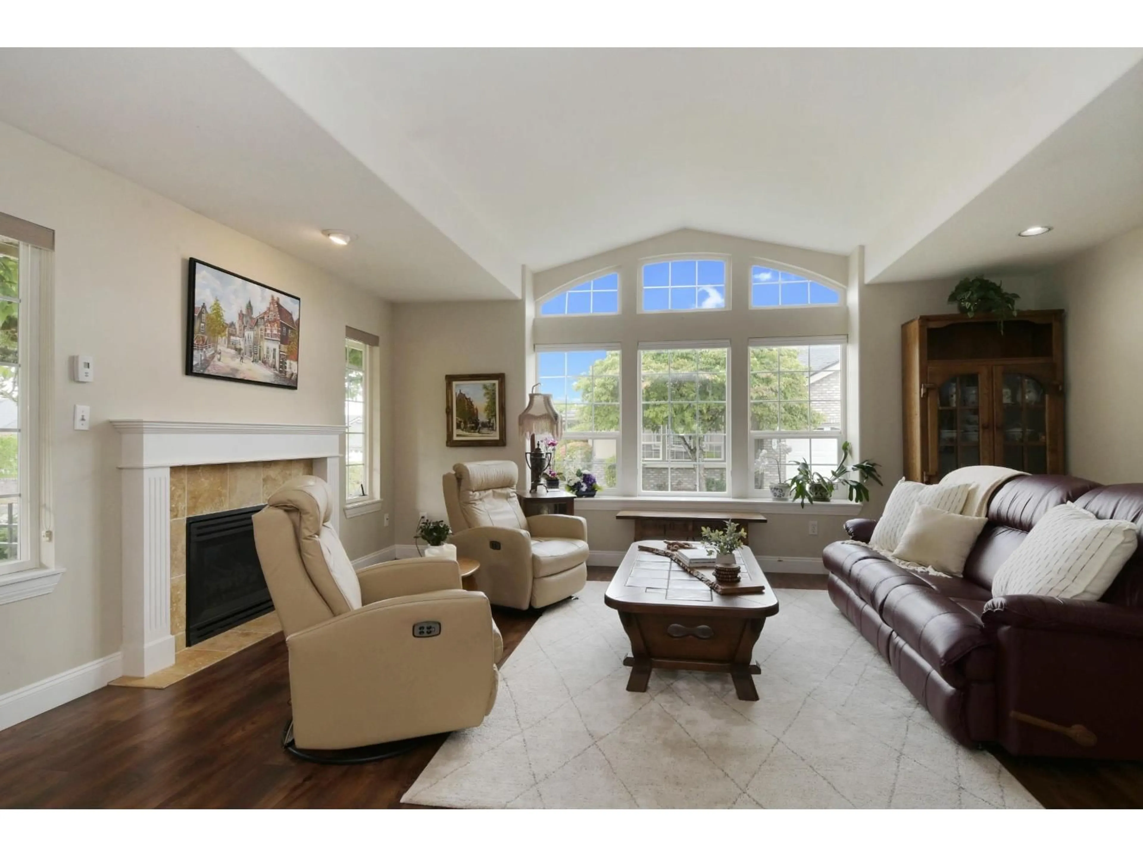 Living room with furniture, unknown for 1 - 32777 CHILCOTIN DRIVE, Abbotsford British Columbia V2T5W4