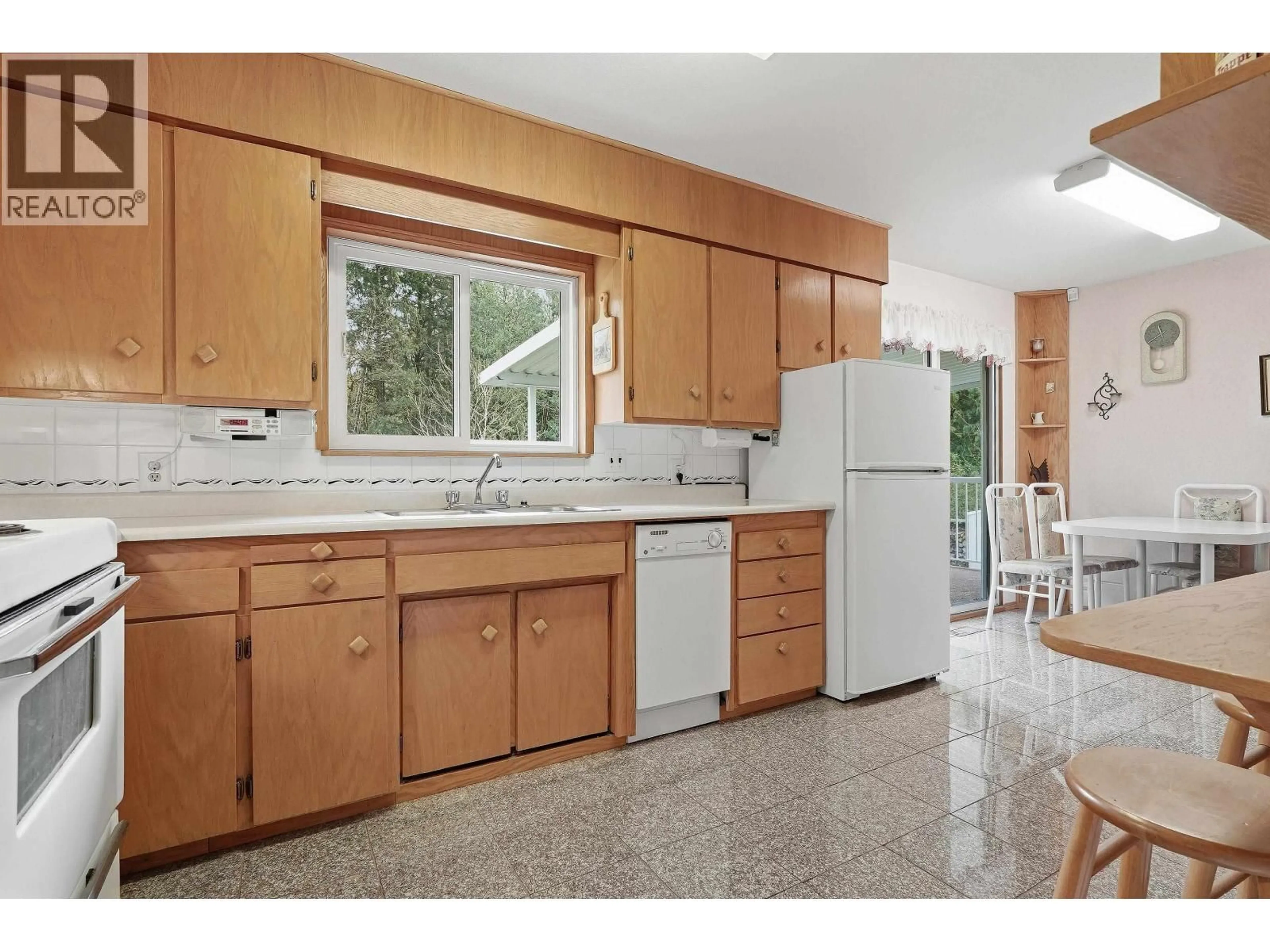 Standard kitchen, ceramic/tile floor for 11626 248 STREET, Maple Ridge British Columbia V4R1H7