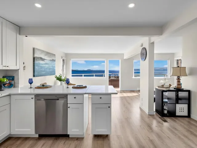 15152 VICTORIA AVENUE, White Rock 3