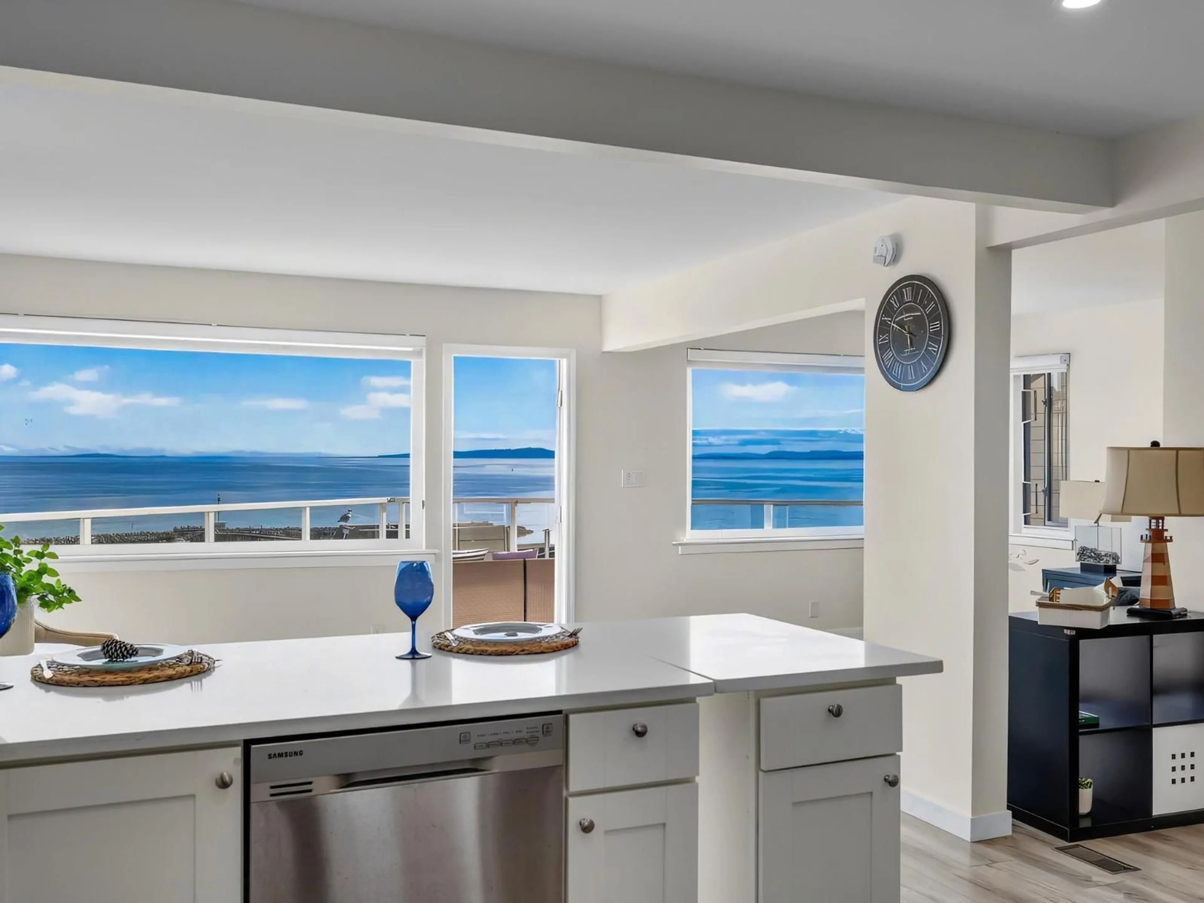 Open concept kitchen, ceramic/tile floor for 15152 VICTORIA AVENUE, White Rock British Columbia V4B1G3