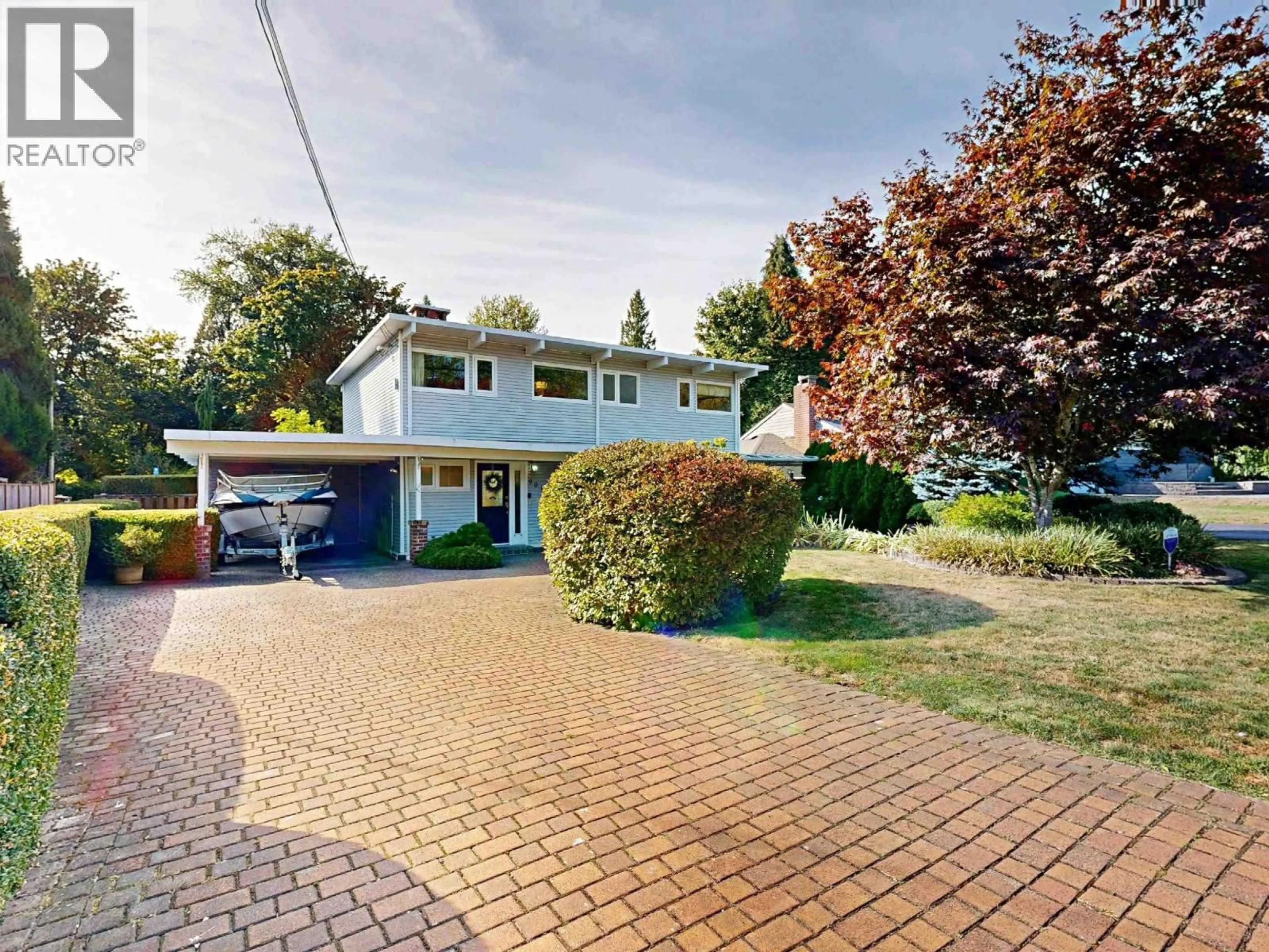 A pic from outside/outdoor area/front of a property/back of a property/a pic from drone, street for 901 DUNDONALD DRIVE, Port Moody British Columbia V3H1B8