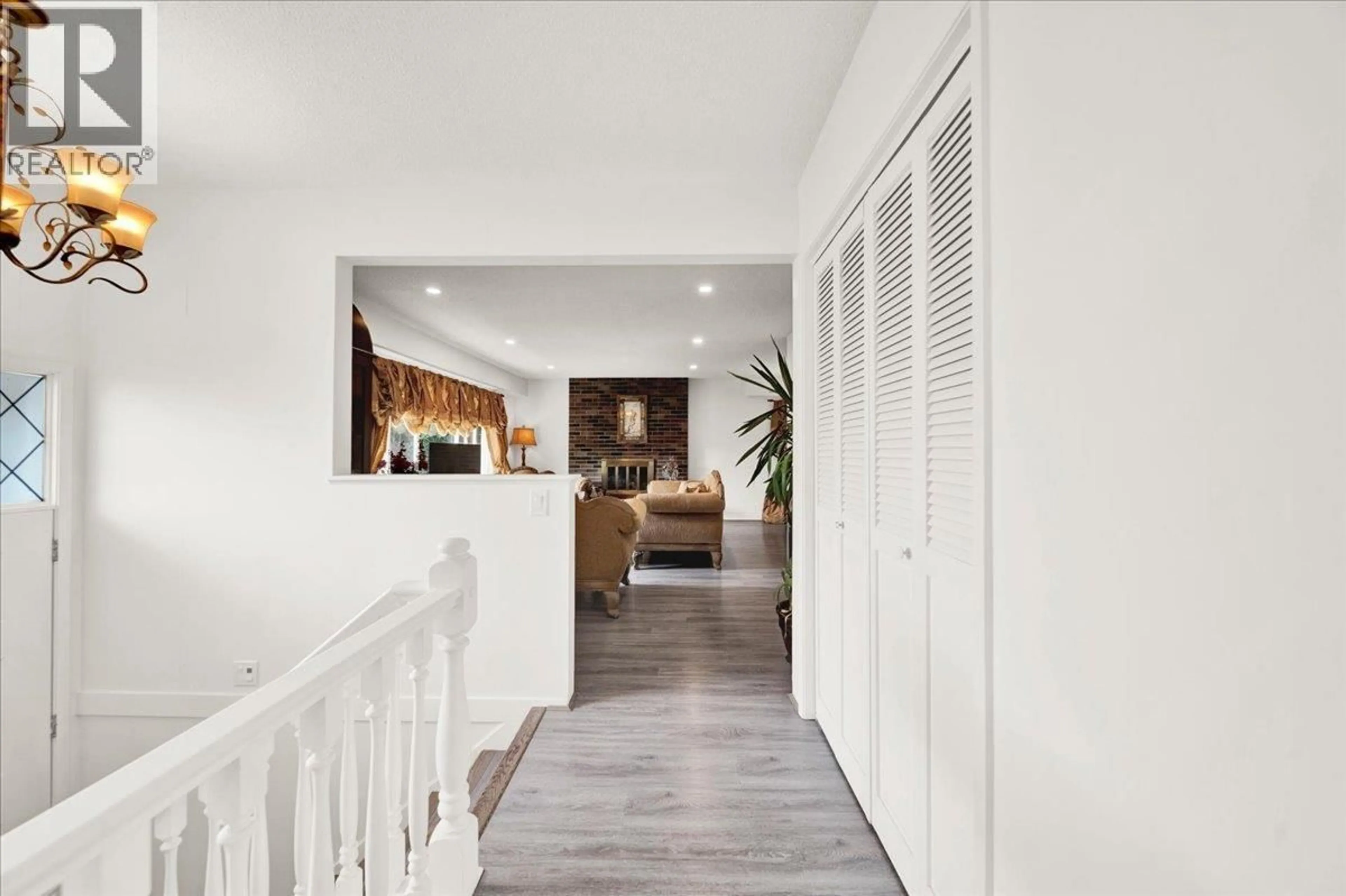Indoor entryway for 1433 KINGS AVENUE, West Vancouver British Columbia V7T2C7