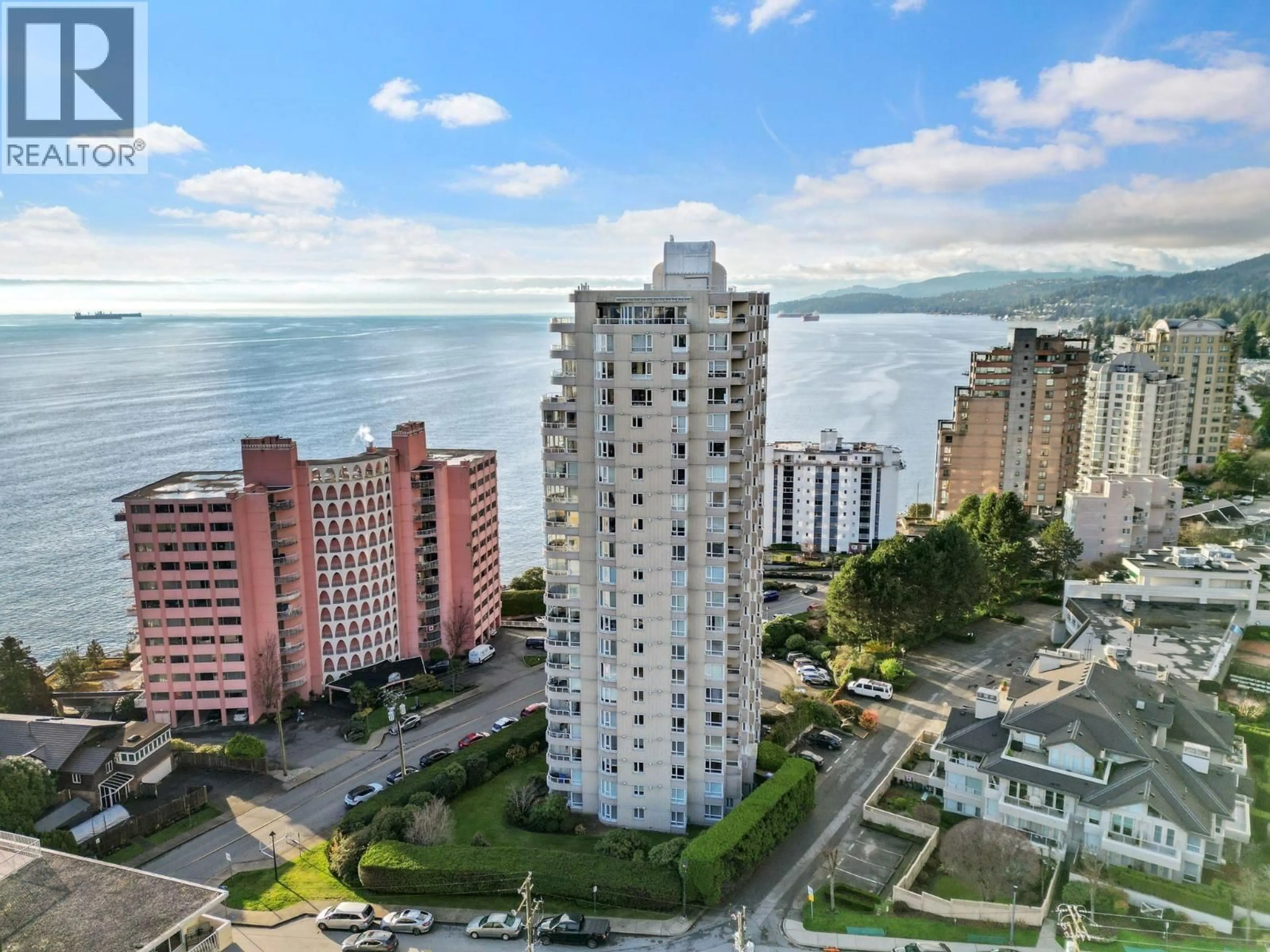 A pic from outside/outdoor area/front of a property/back of a property/a pic from drone, city buildings view from balcony for 1502 - 2203 BELLEVUE AVENUE, West Vancouver British Columbia V7V4V7