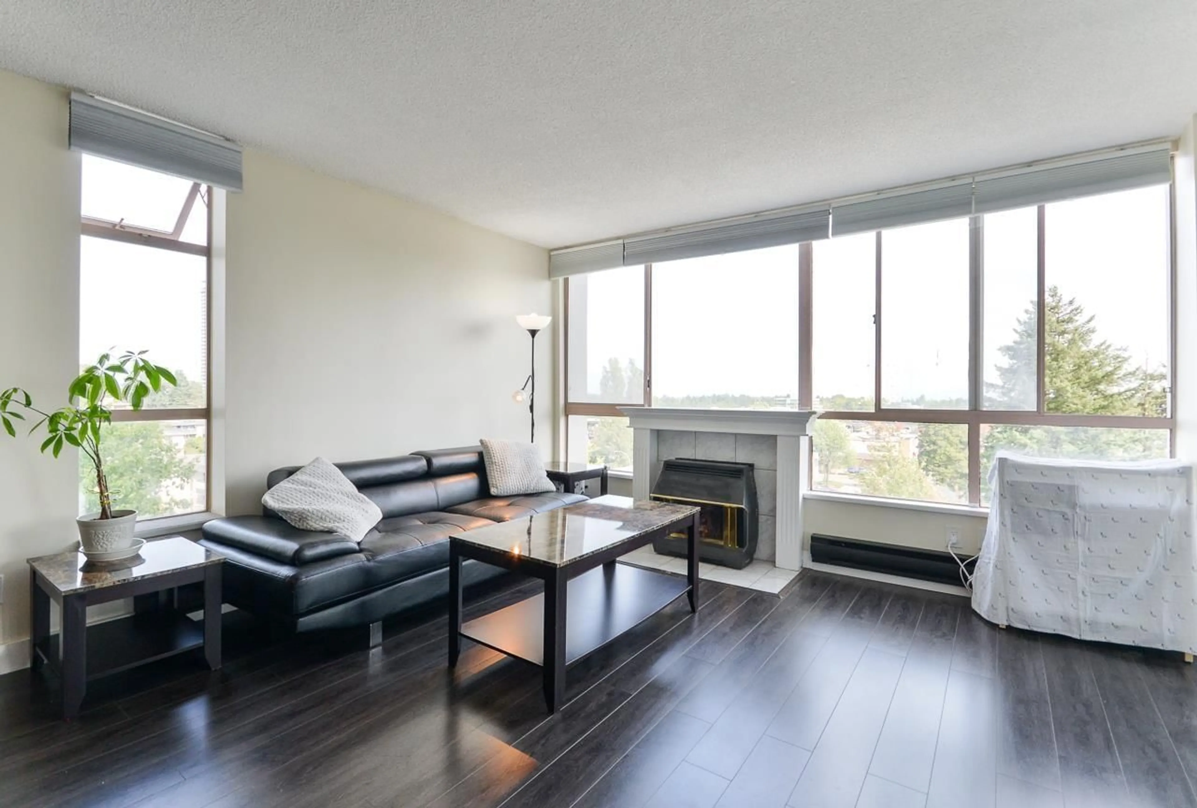Living room with furniture, wood/laminate floor for 702 - 14881 103A AVENUE, Surrey British Columbia V3R0M5