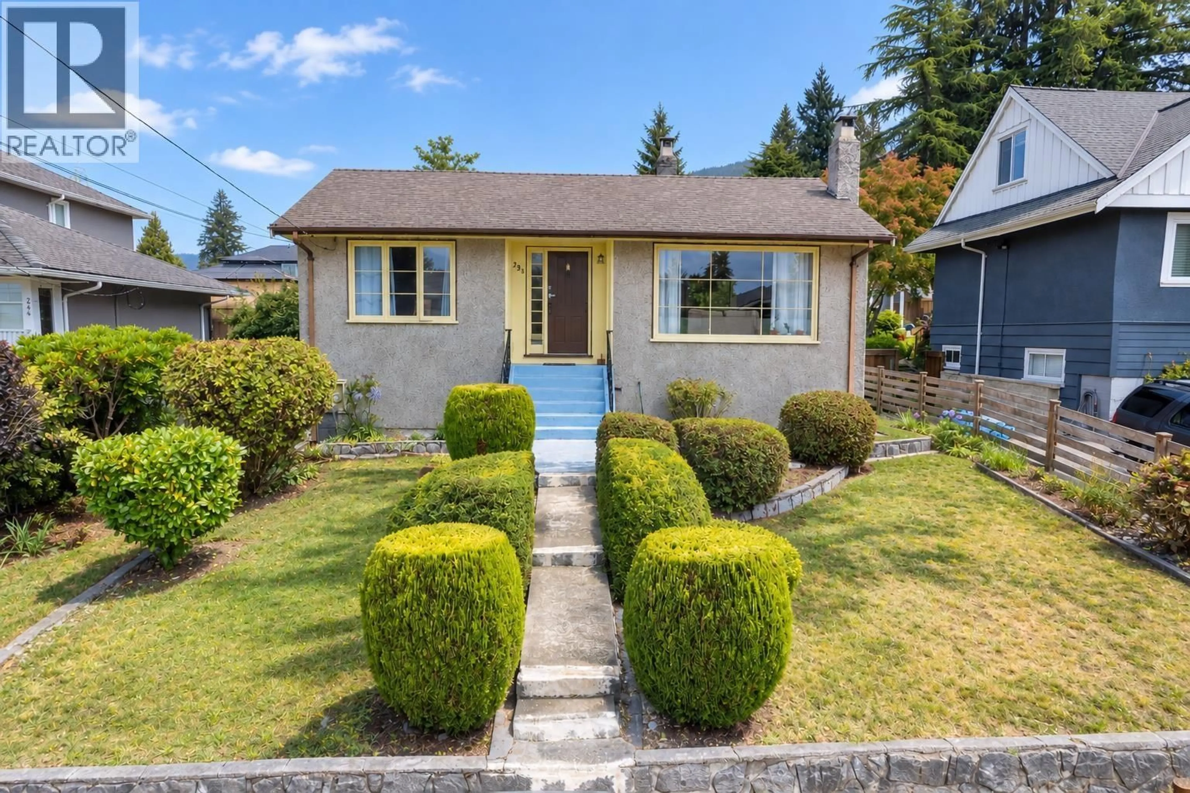 Home with vinyl exterior material, street for 234 ST. JAMES ROAD, North Vancouver British Columbia V7N2P3