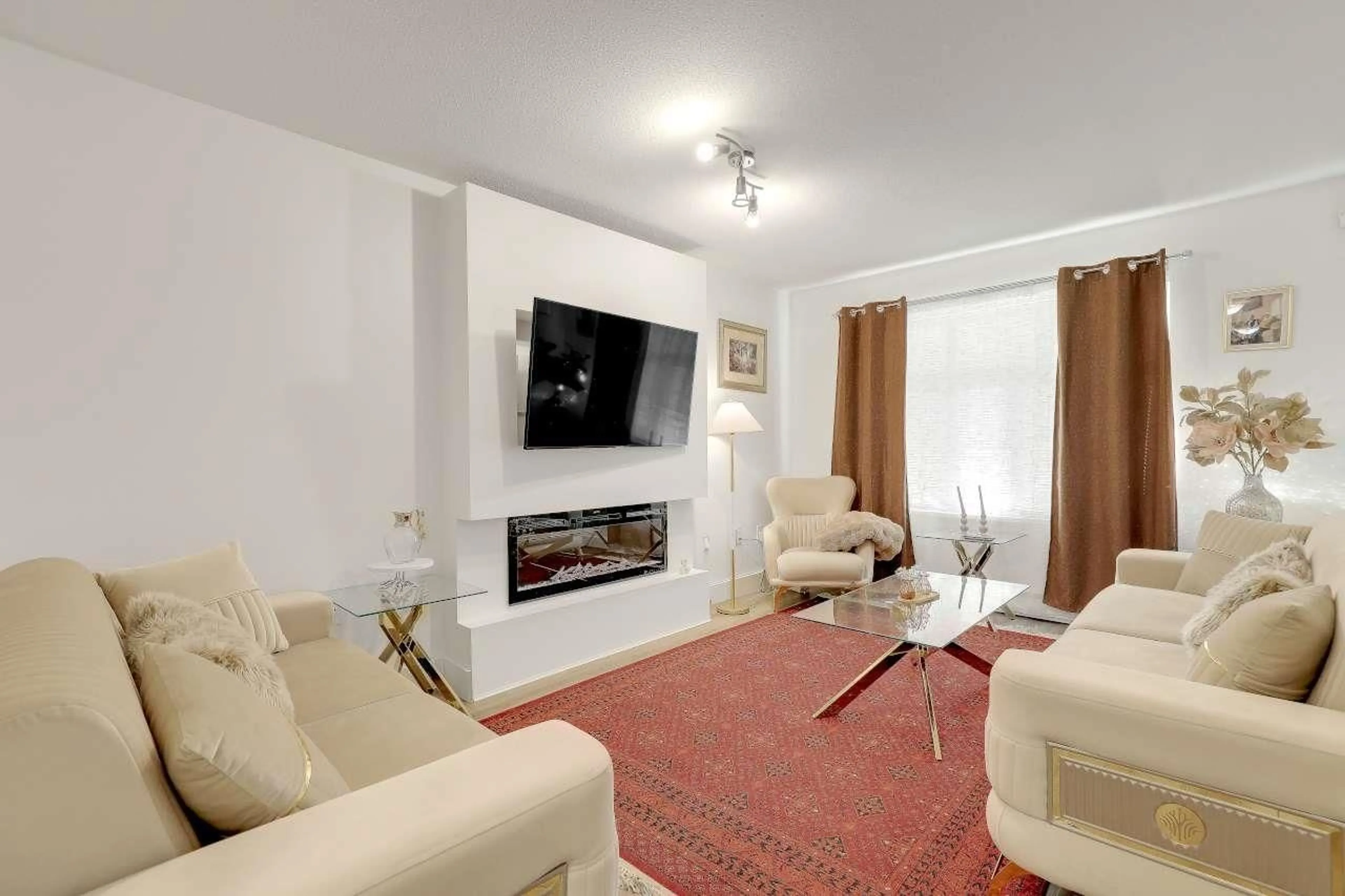 Living room with furniture, unknown for 110 - 16177 83 AVENUE, Surrey British Columbia V4N5T3