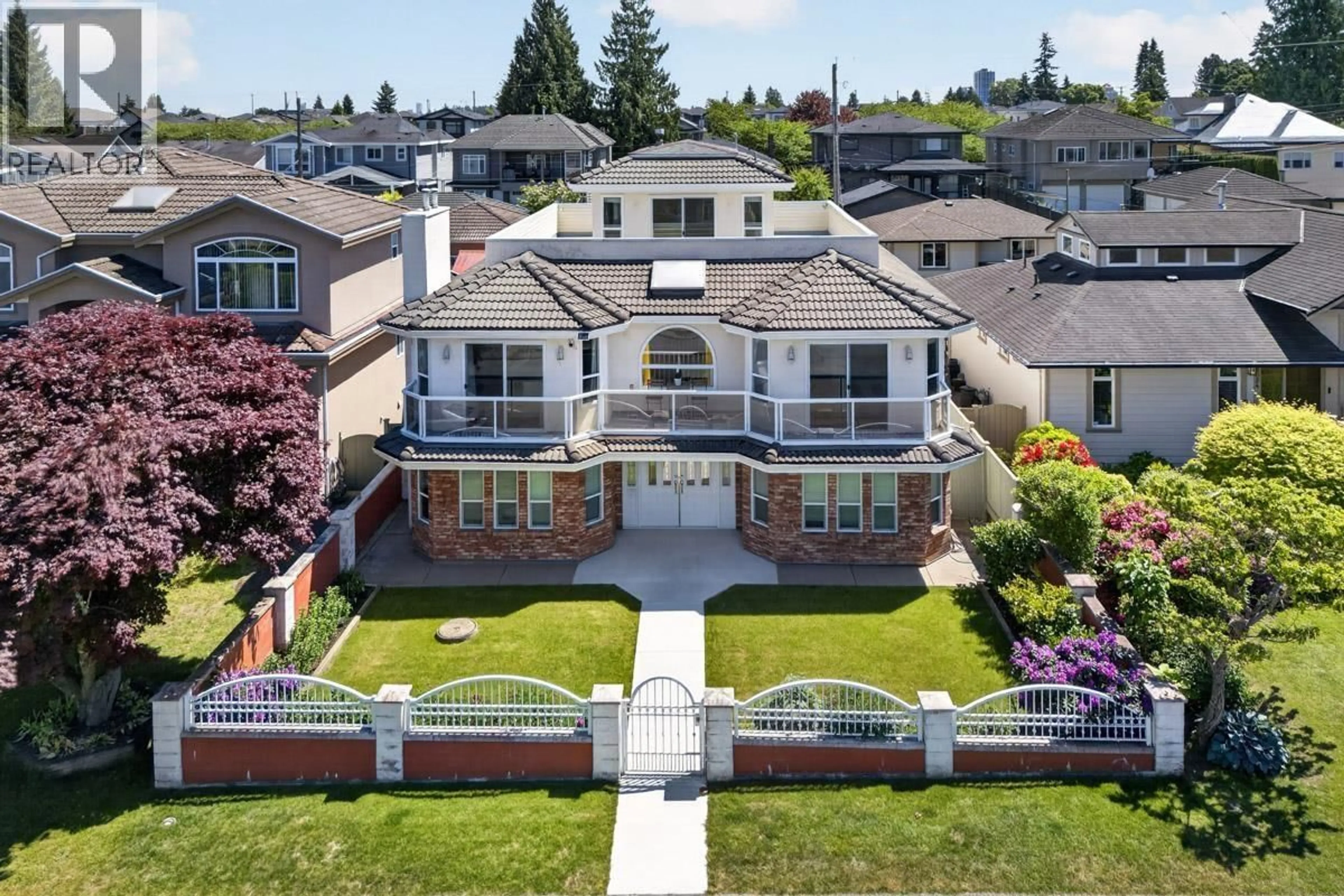 A pic from outside/outdoor area/front of a property/back of a property/a pic from drone, unknown for 8026 18TH AVENUE, Burnaby British Columbia V3N1J8
