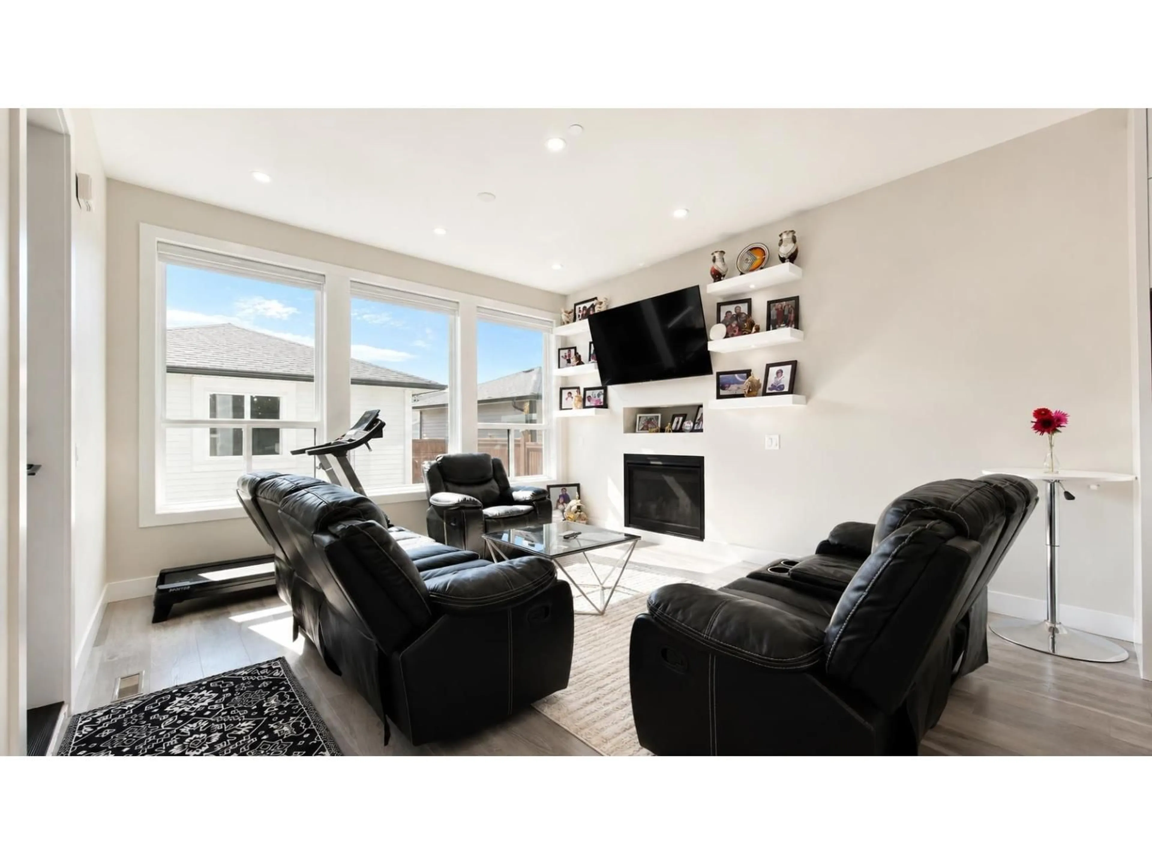 Living room with furniture, unknown for 4440 STEPHEN LEACOCK DRIVE, Abbotsford British Columbia V3G0H6