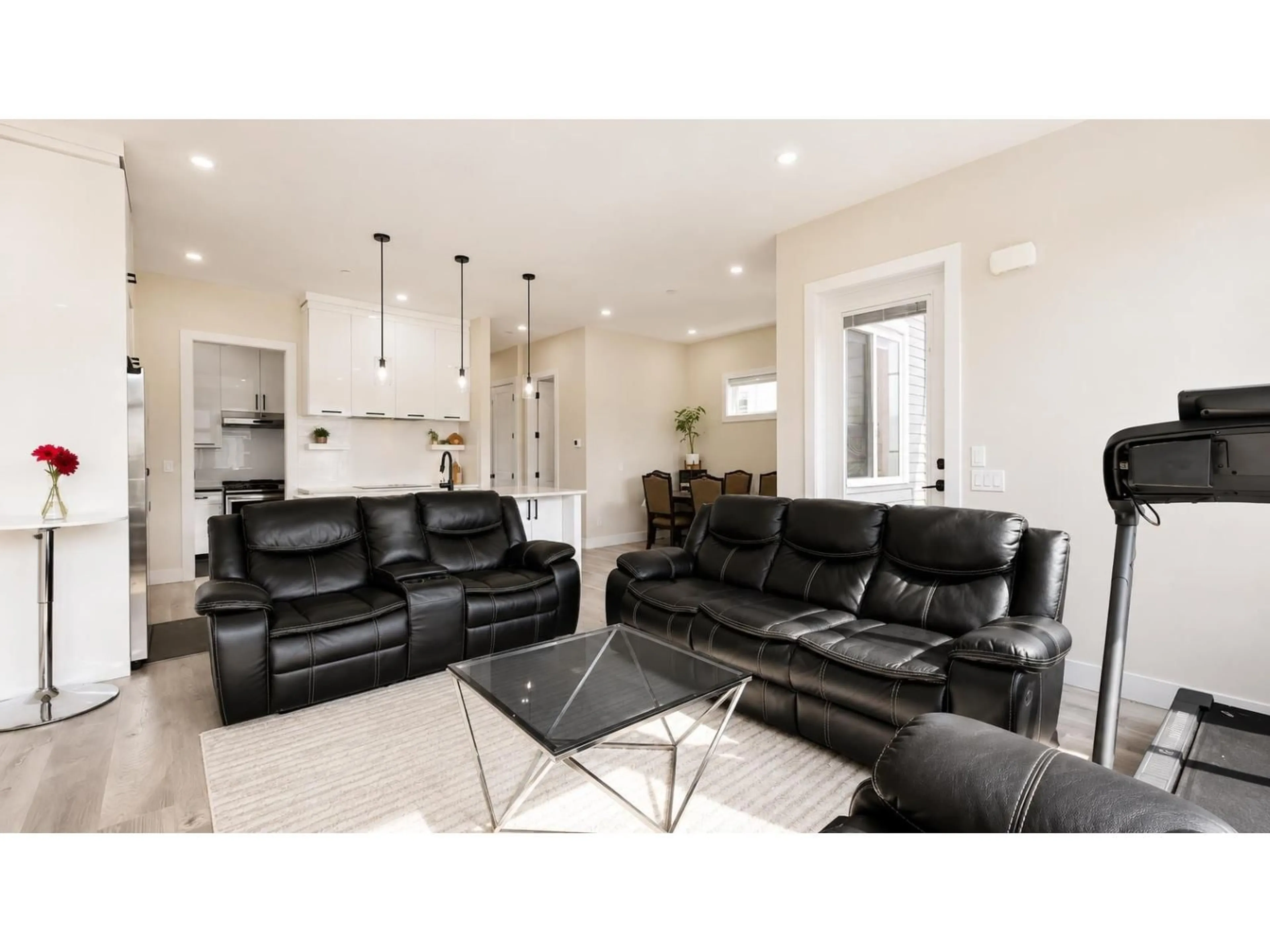 Living room with furniture, unknown for 4440 STEPHEN LEACOCK DRIVE, Abbotsford British Columbia V3G0H6