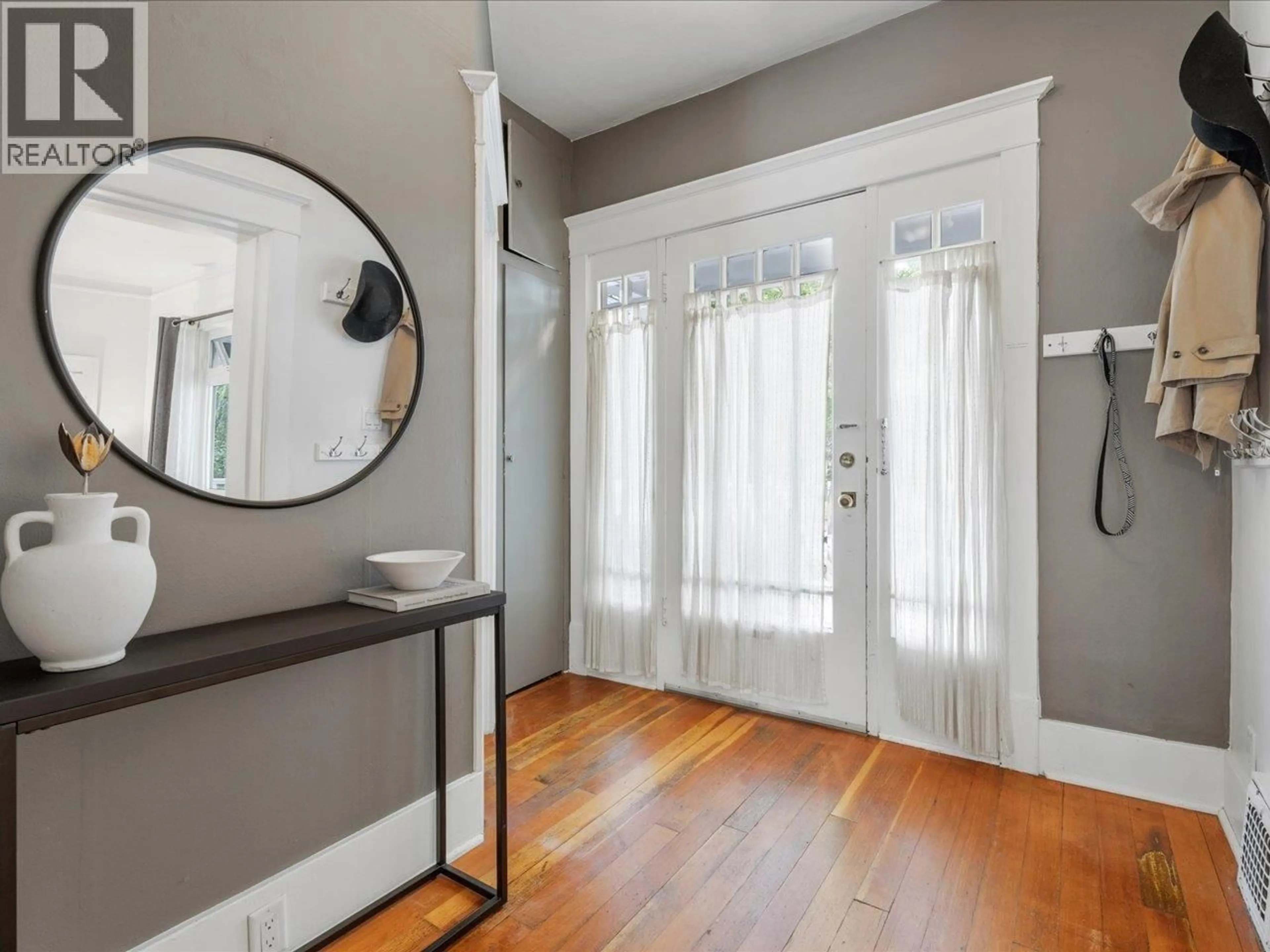 Indoor entryway for 308 23RD AVENUE, Vancouver British Columbia V5V1X5