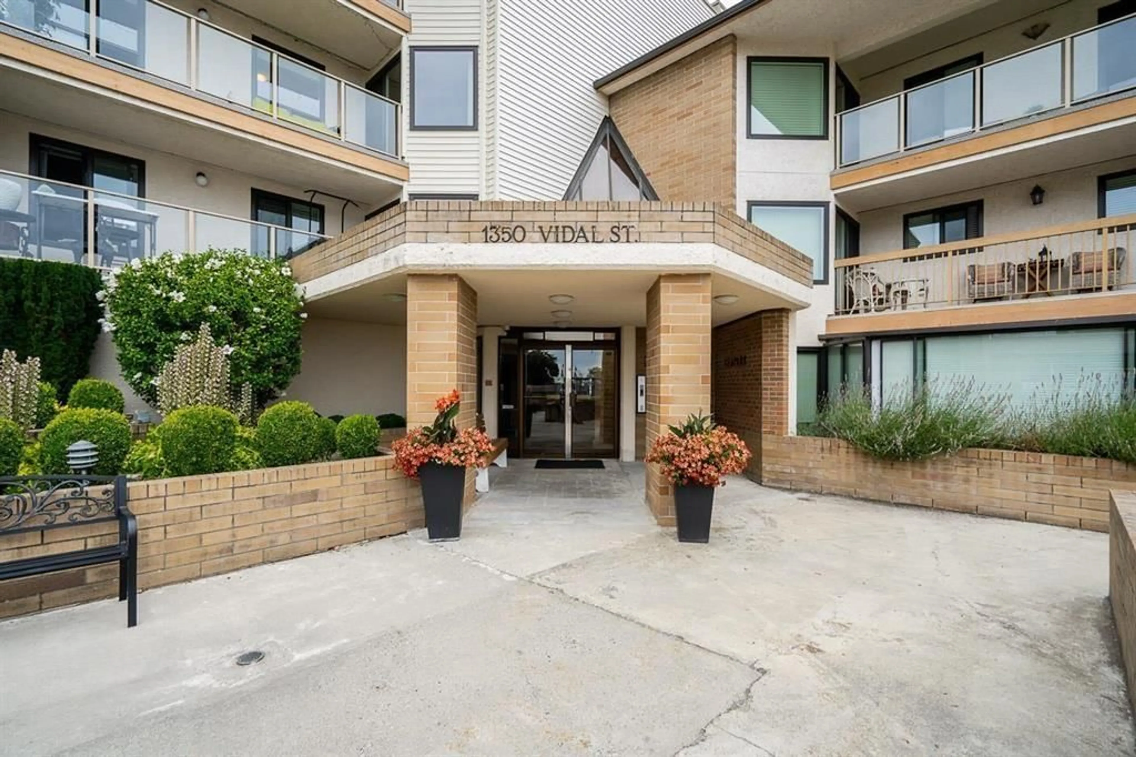 Indoor foyer for 406 - 1350 VIDAL STREET, White Rock British Columbia V4B5G6