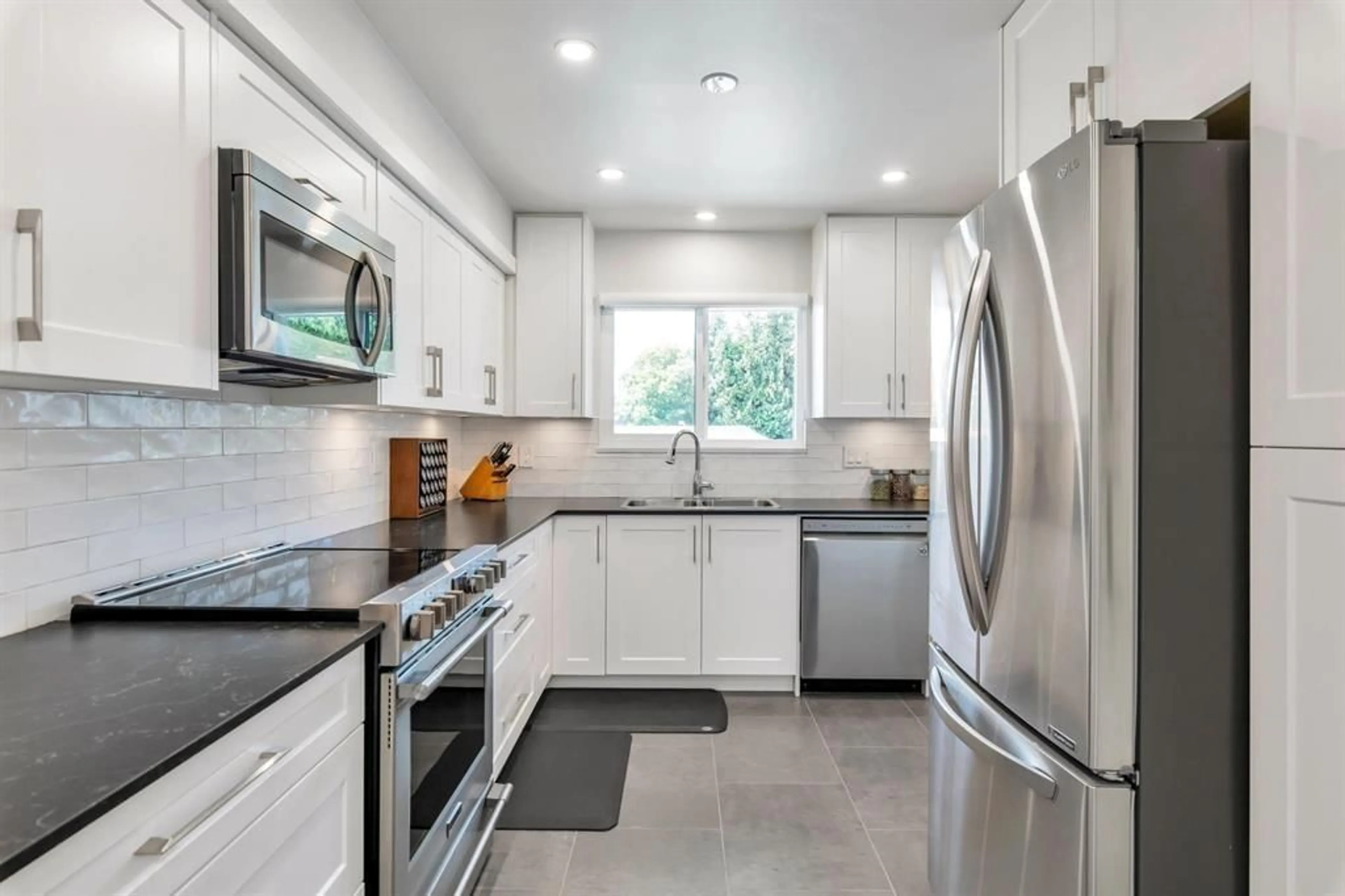 Contemporary kitchen, ceramic/tile floor for 406 - 1350 VIDAL STREET, White Rock British Columbia V4B5G6