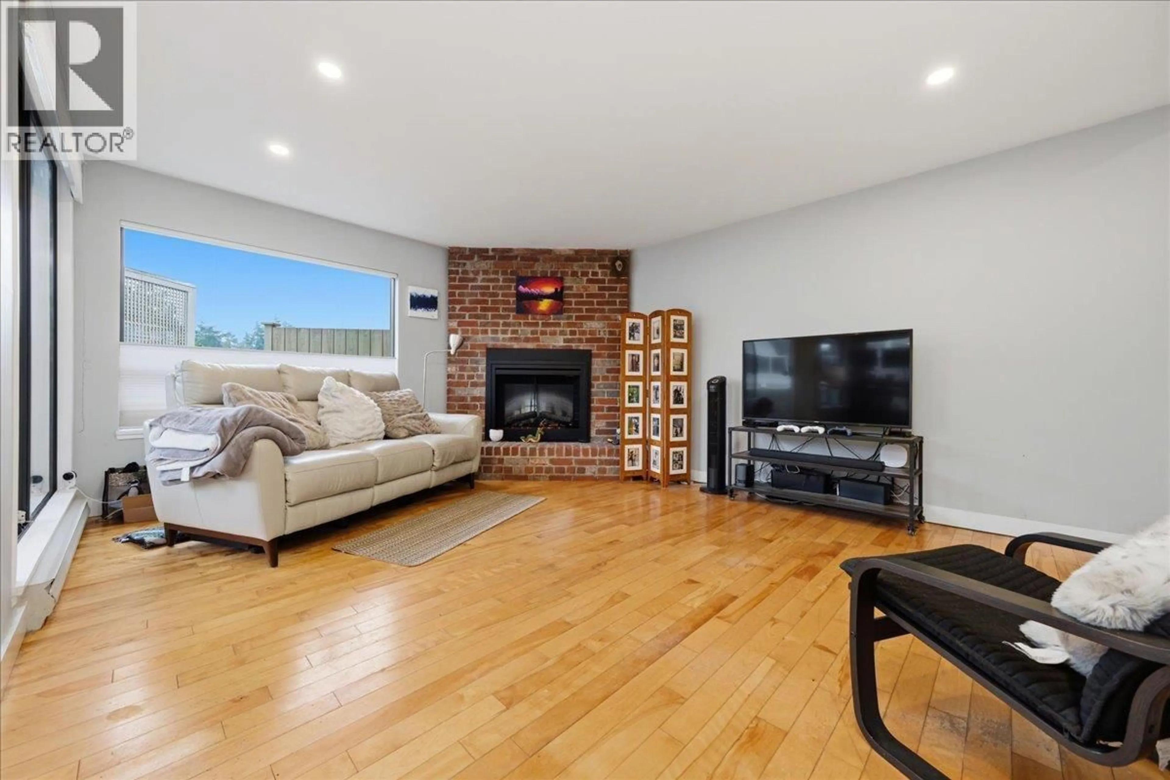 Living room with furniture, wood/laminate floor for 101 - 1005 7TH AVENUE, Vancouver British Columbia V6H1B2