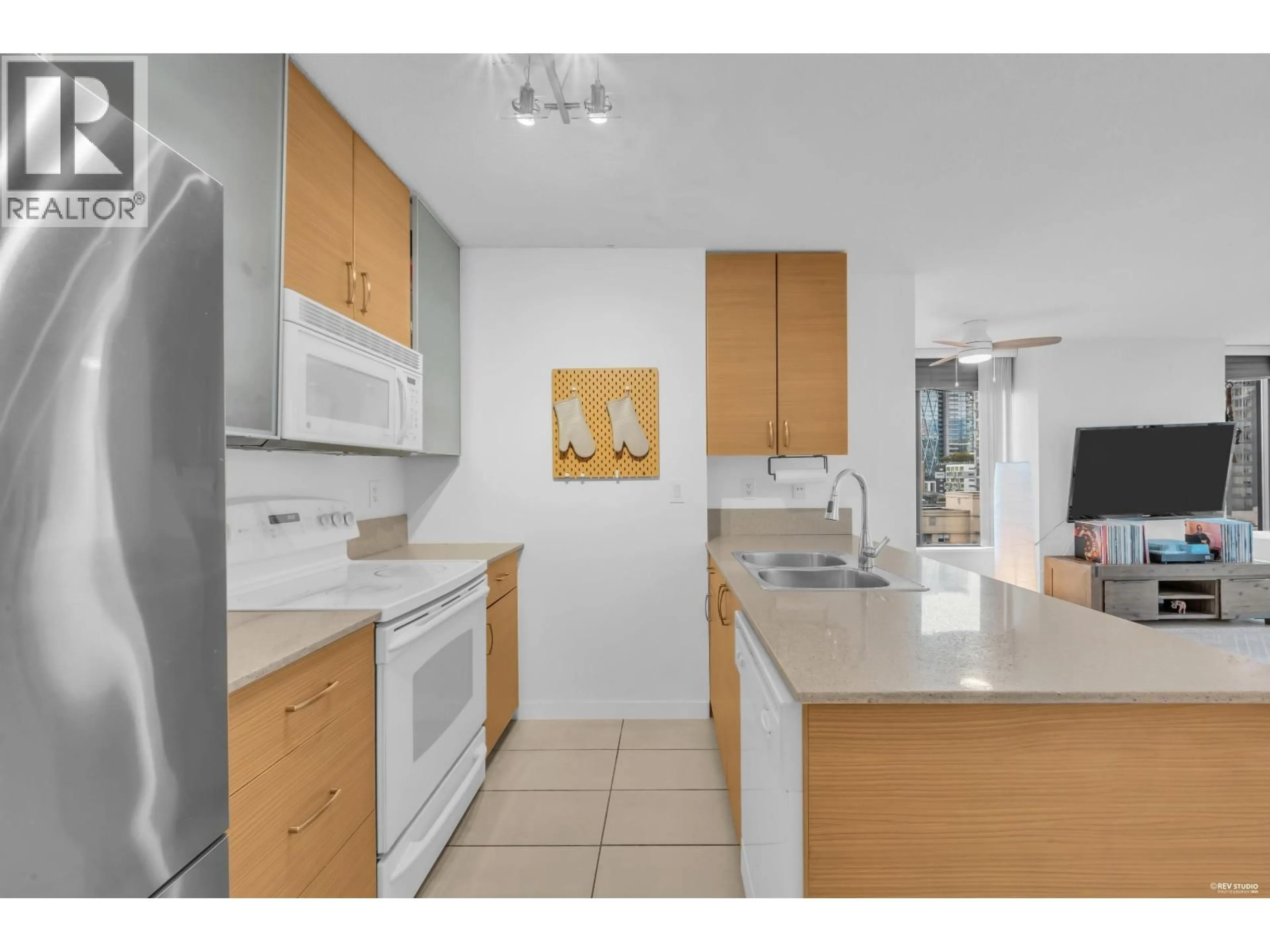 Standard kitchen, unknown for 1401 - 928 HOMER STREET, Vancouver British Columbia V6B1T7