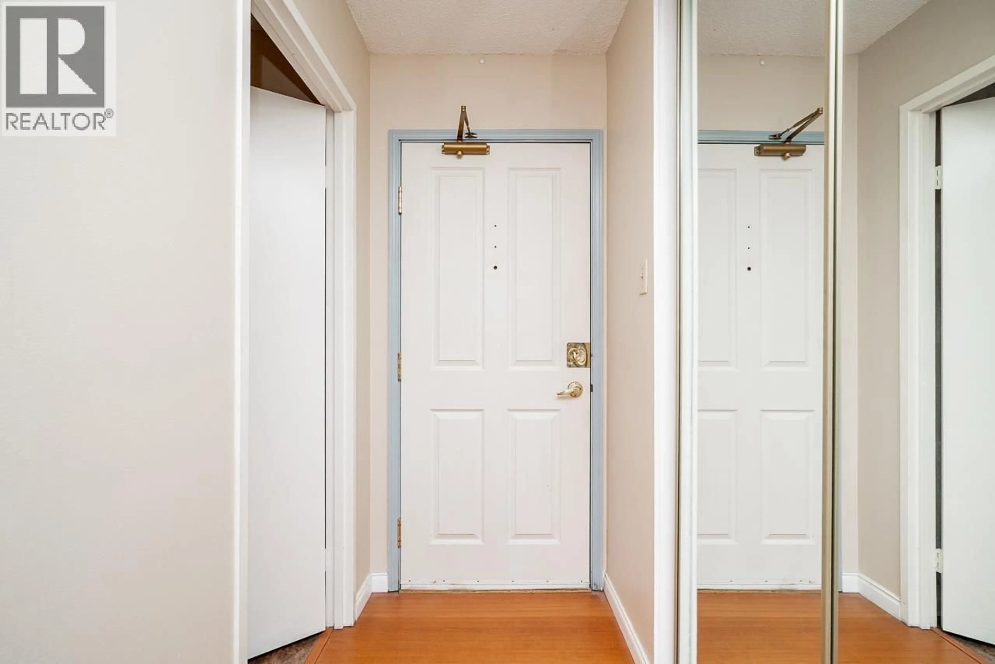 Indoor entryway for 1609 - 2008 FULLERTON AVENUE, North Vancouver British Columbia V7P3G7