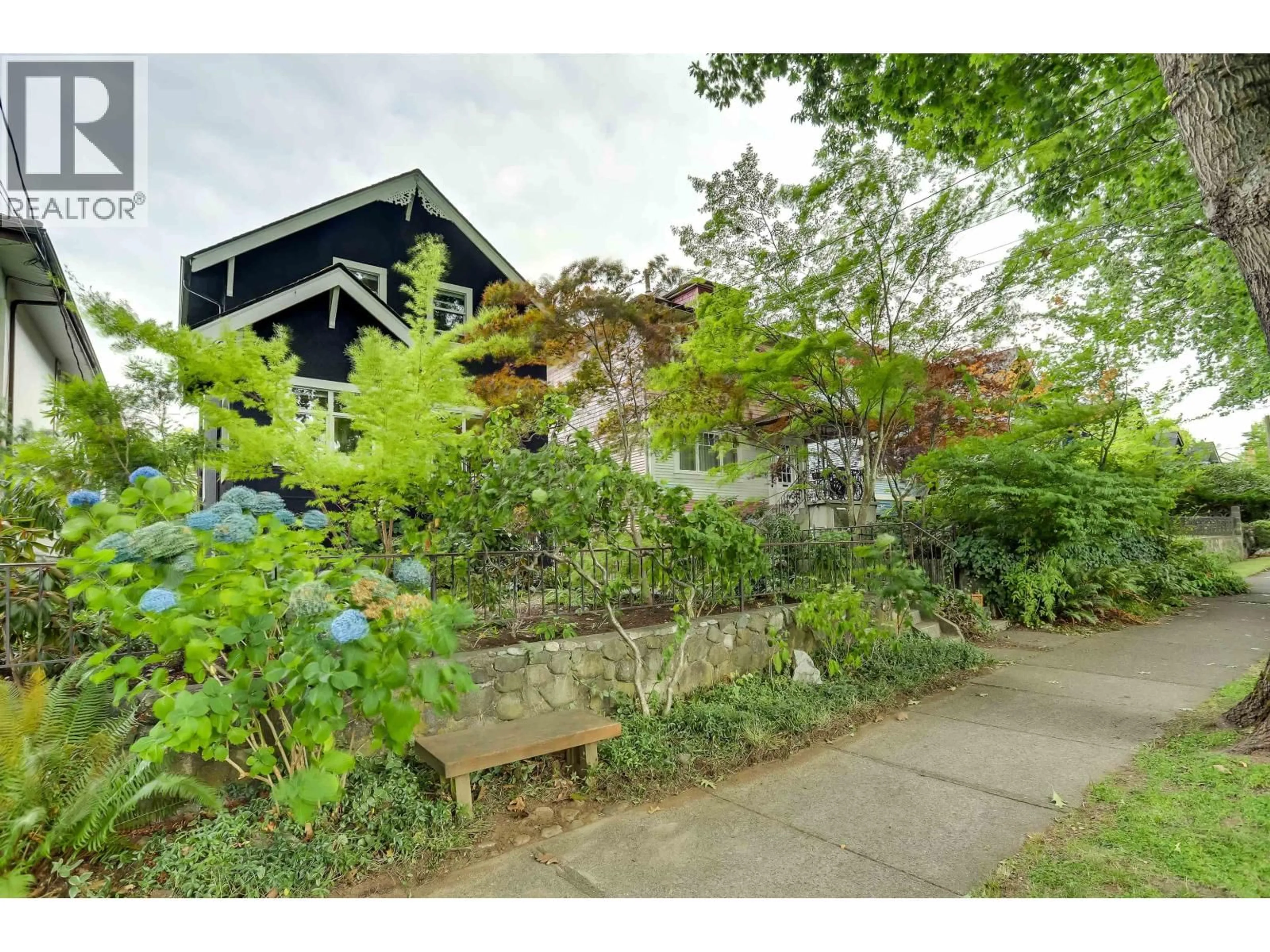 A pic from outside/outdoor area/front of a property/back of a property/a pic from drone, street for 2227 7TH AVENUE, Vancouver British Columbia V5N1S8