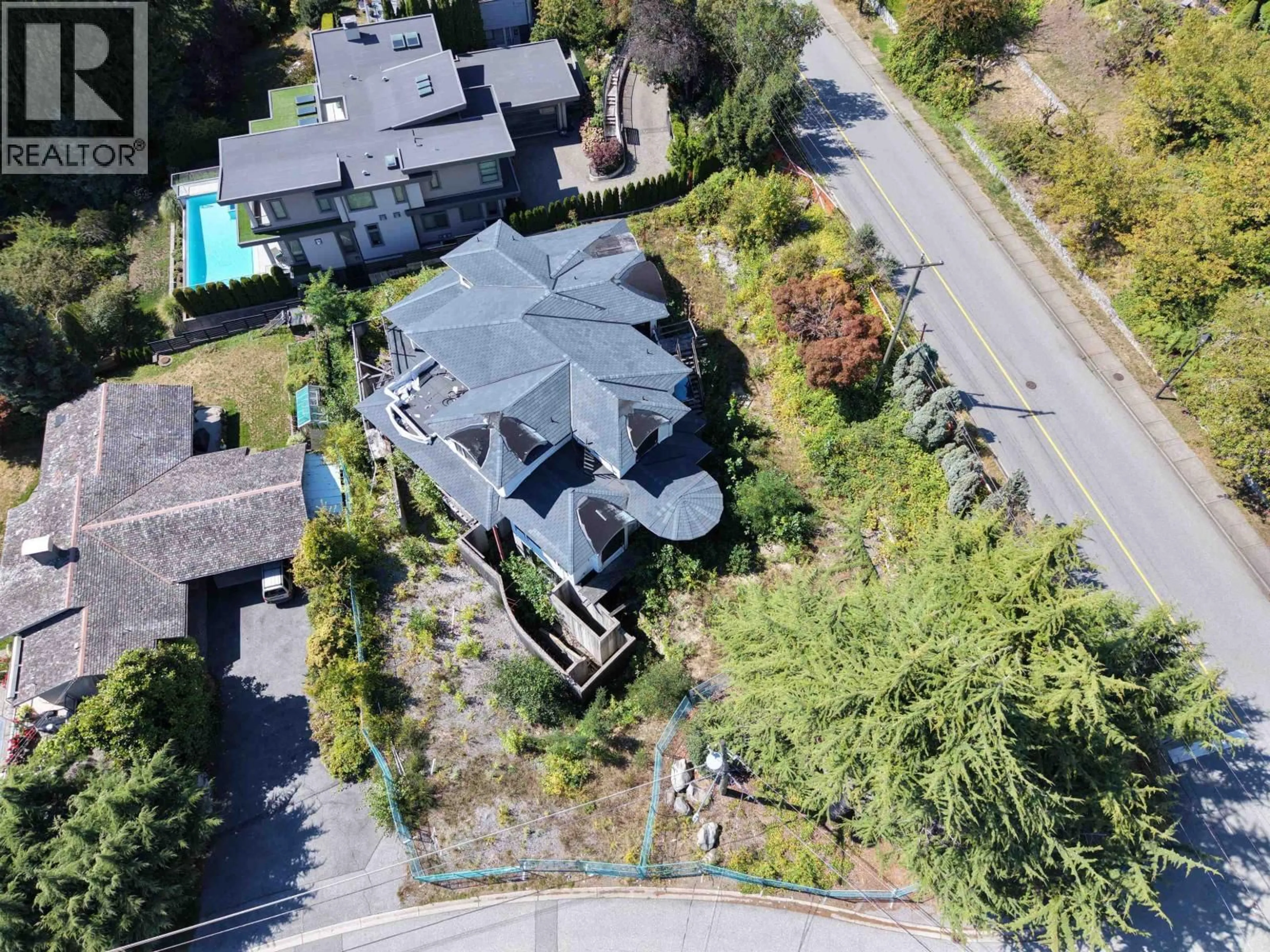 A pic from outside/outdoor area/front of a property/back of a property/a pic from drone, street for 1889 ORCHARD WAY, West Vancouver British Columbia V7V4G1