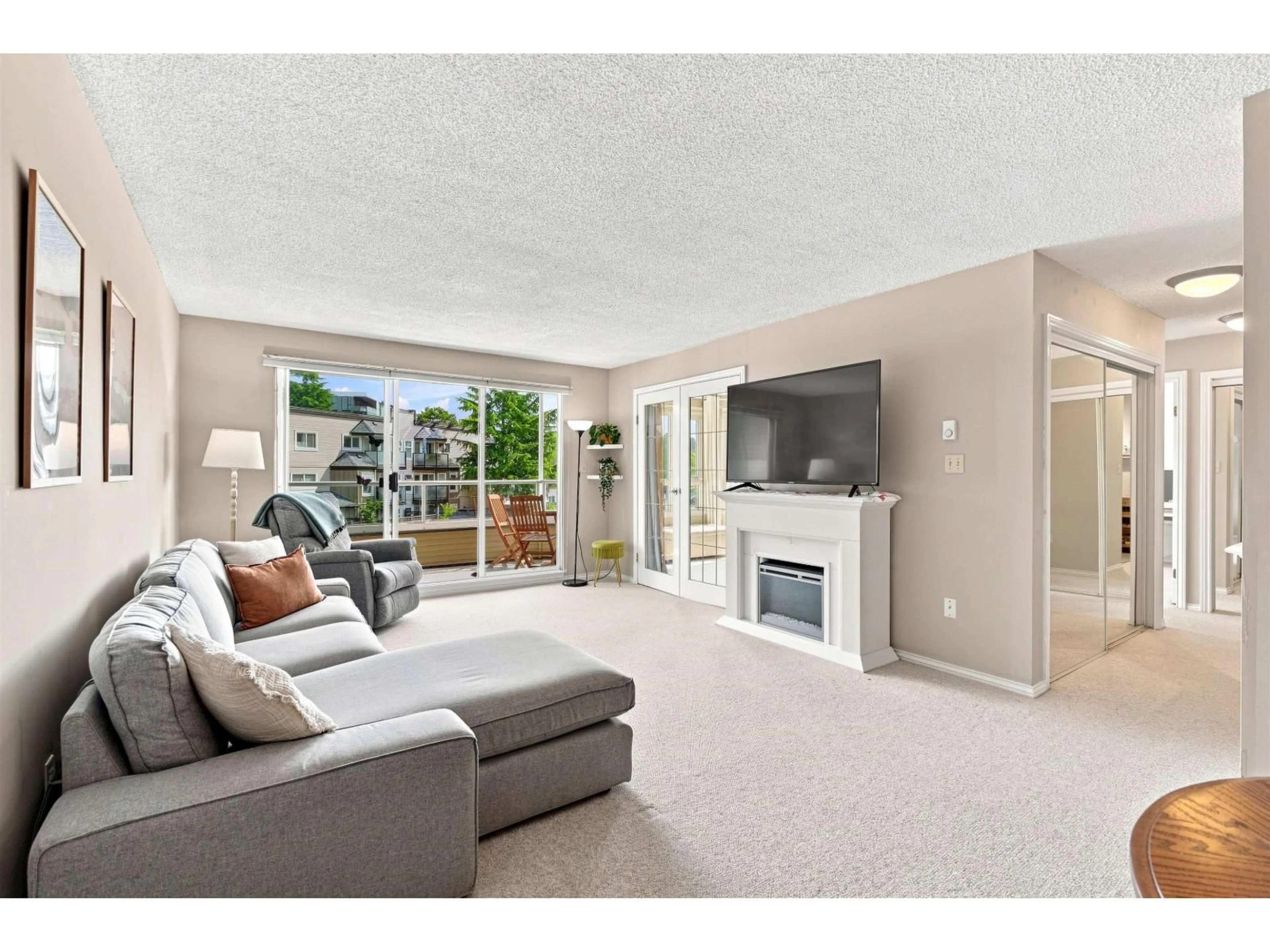 Living room with furniture, unknown for 203 - 1840 SOUTHMERE CRESCENT EAST, Surrey British Columbia V4A9C5