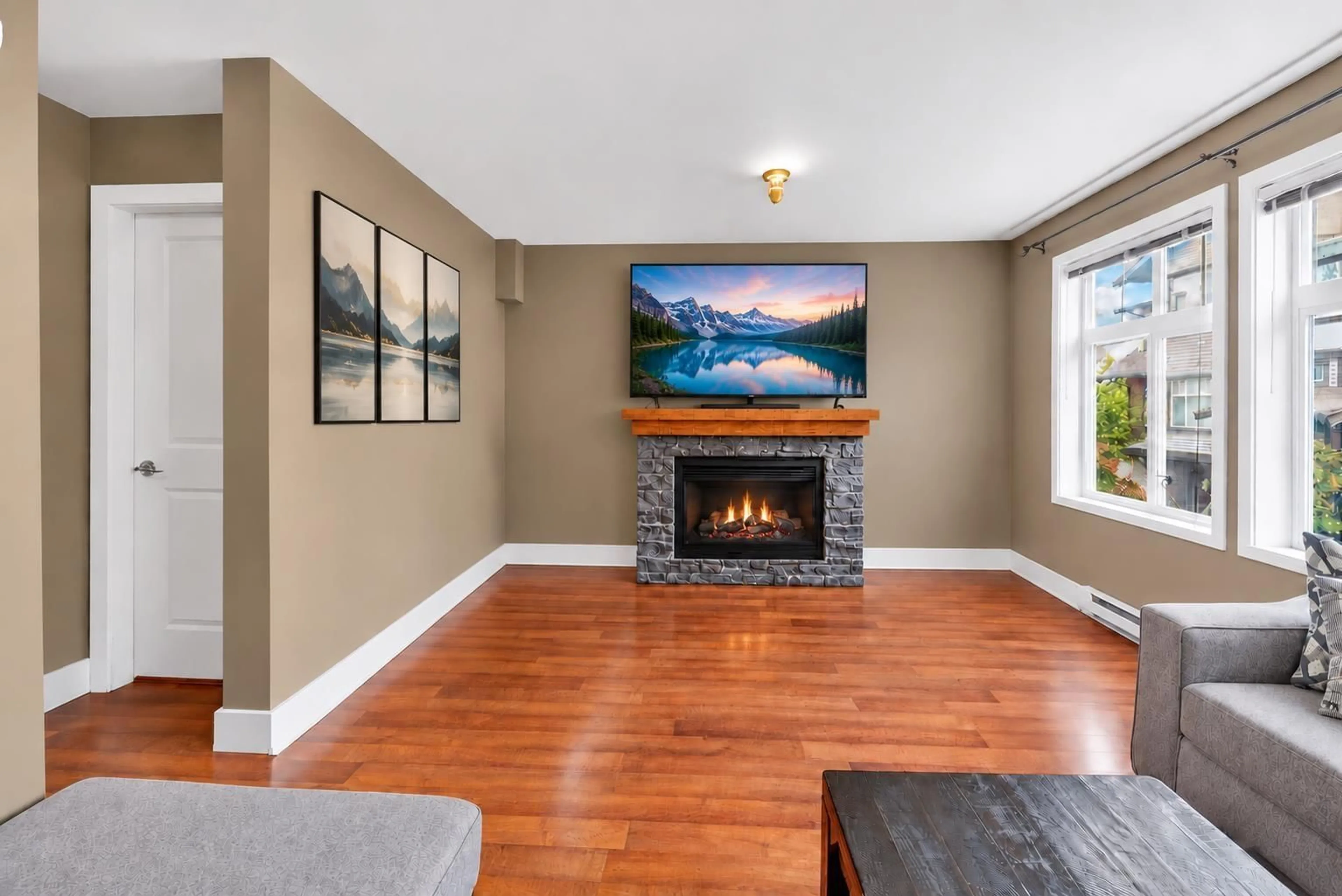 Living room with furniture, wood/laminate floor for 184 - 16177 83 AVENUE, Surrey British Columbia V4N5T3