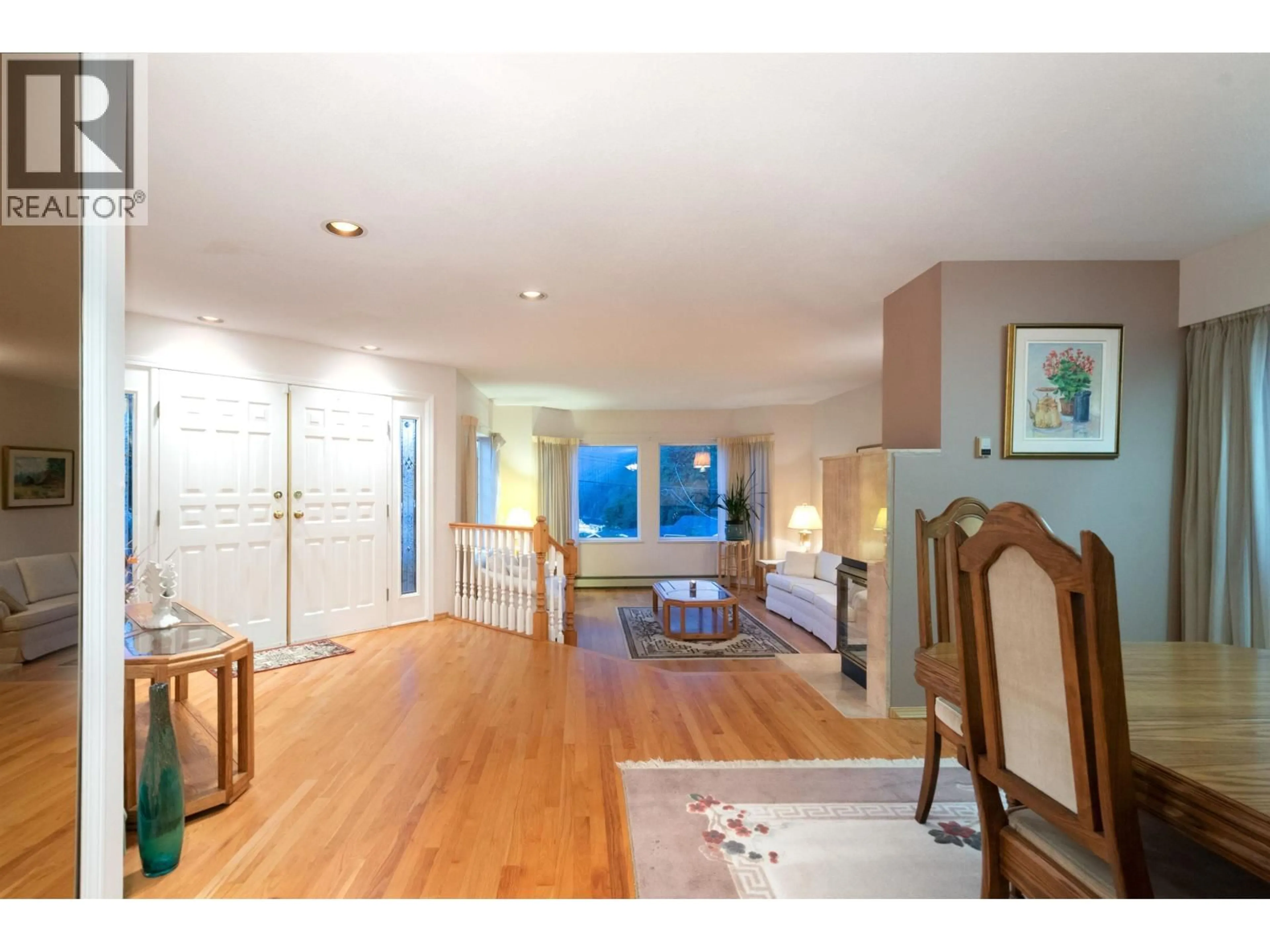Indoor foyer for 6440 ROSEBERY AVENUE, West Vancouver British Columbia V7W2C6