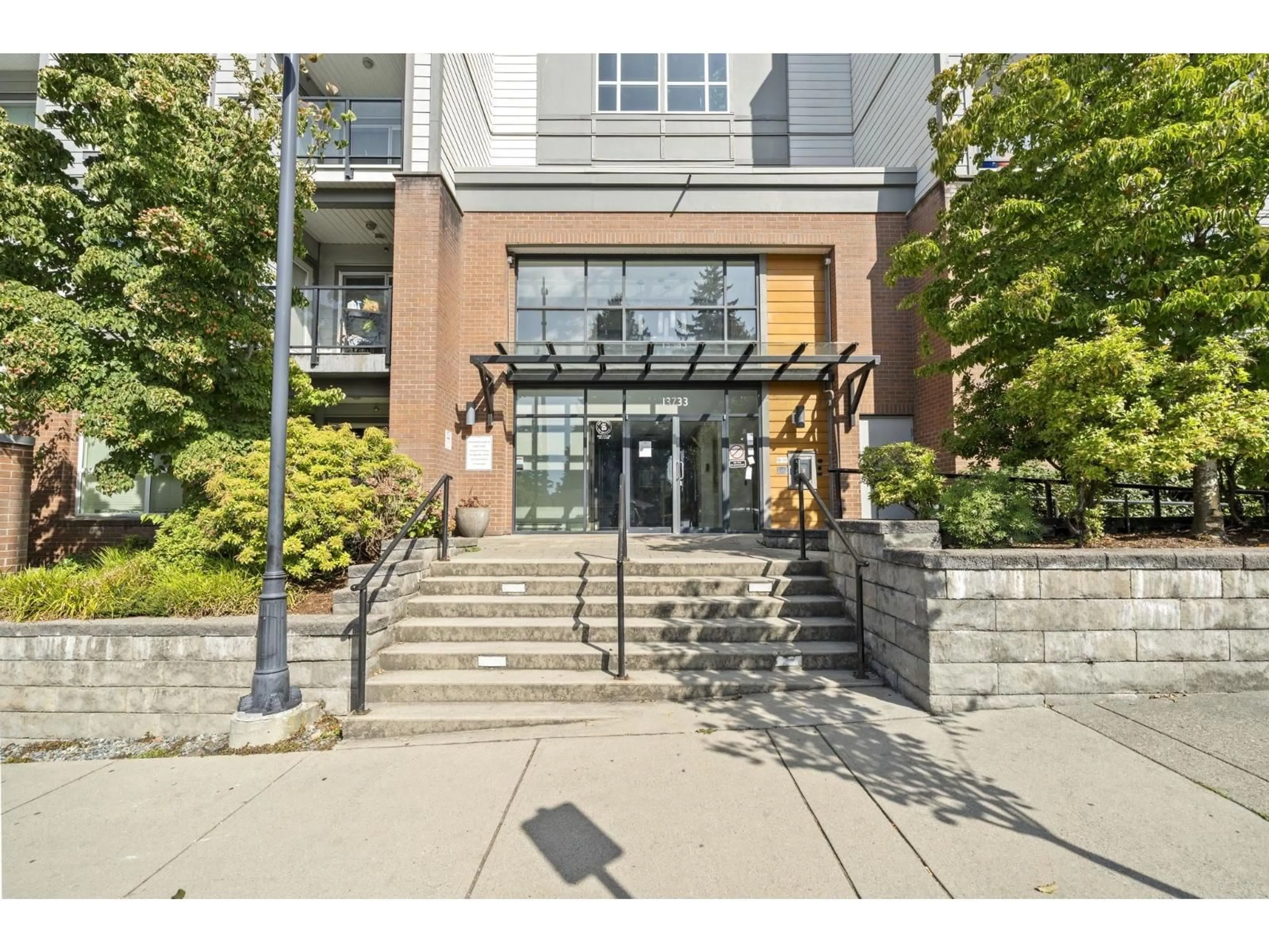 Indoor foyer for 216 - 13733 107A AVENUE, Surrey British Columbia V3T0B7