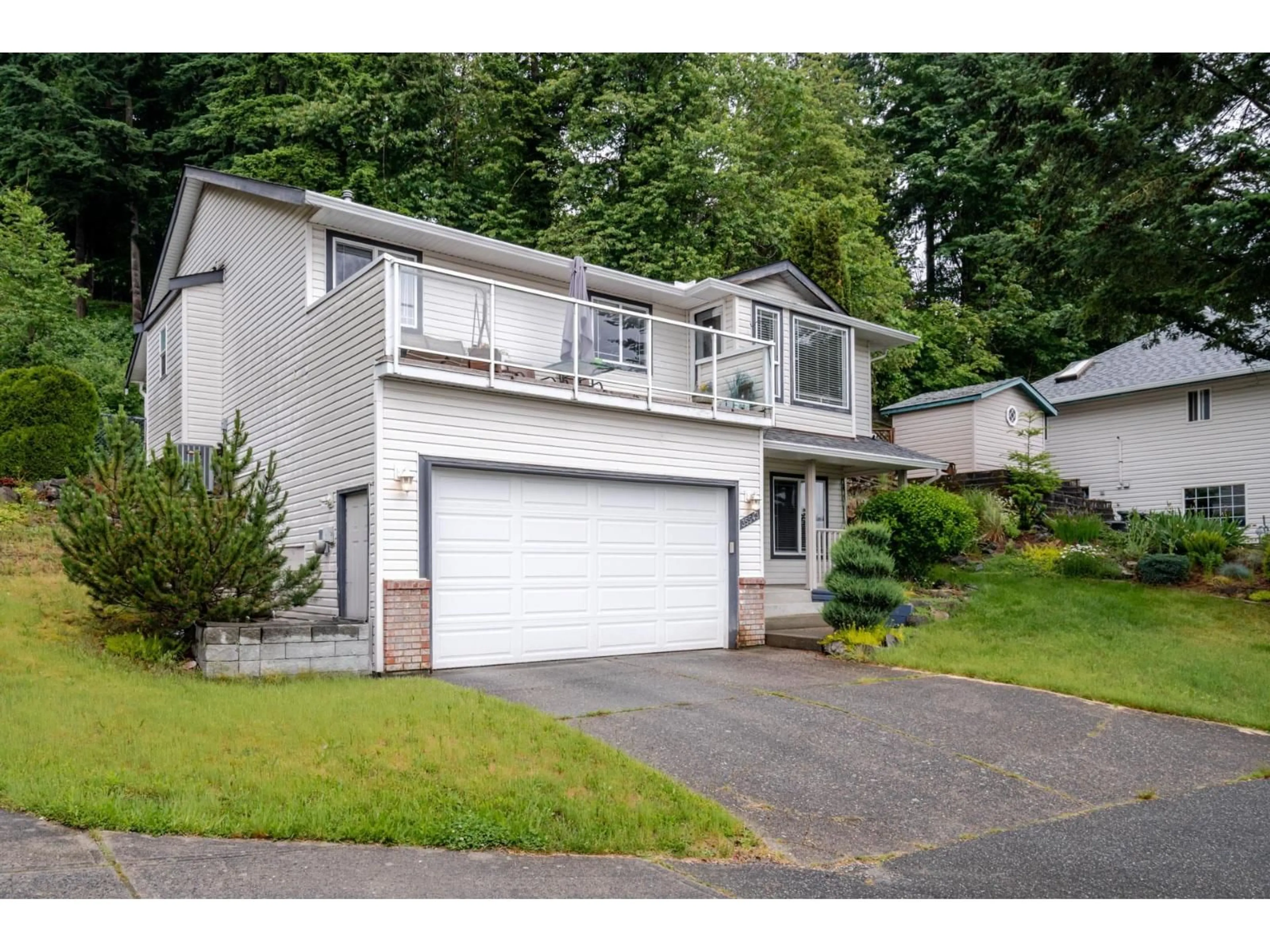 Home with vinyl exterior material, street for 35543 DINA PLACE, Abbotsford British Columbia V3G1L7