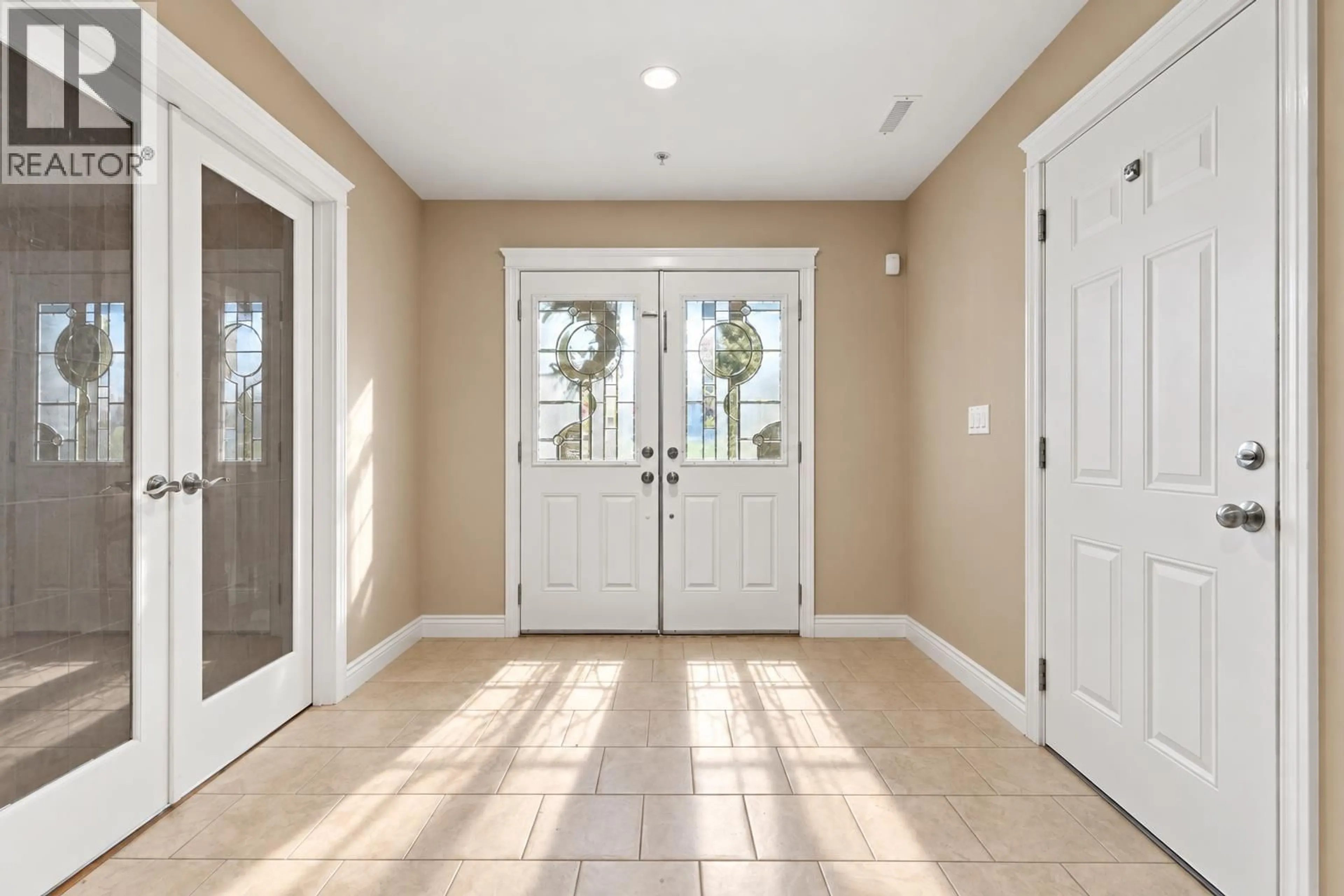 Indoor entryway for 21492 DONOVAN AVENUE, Maple Ridge British Columbia V2X3A1