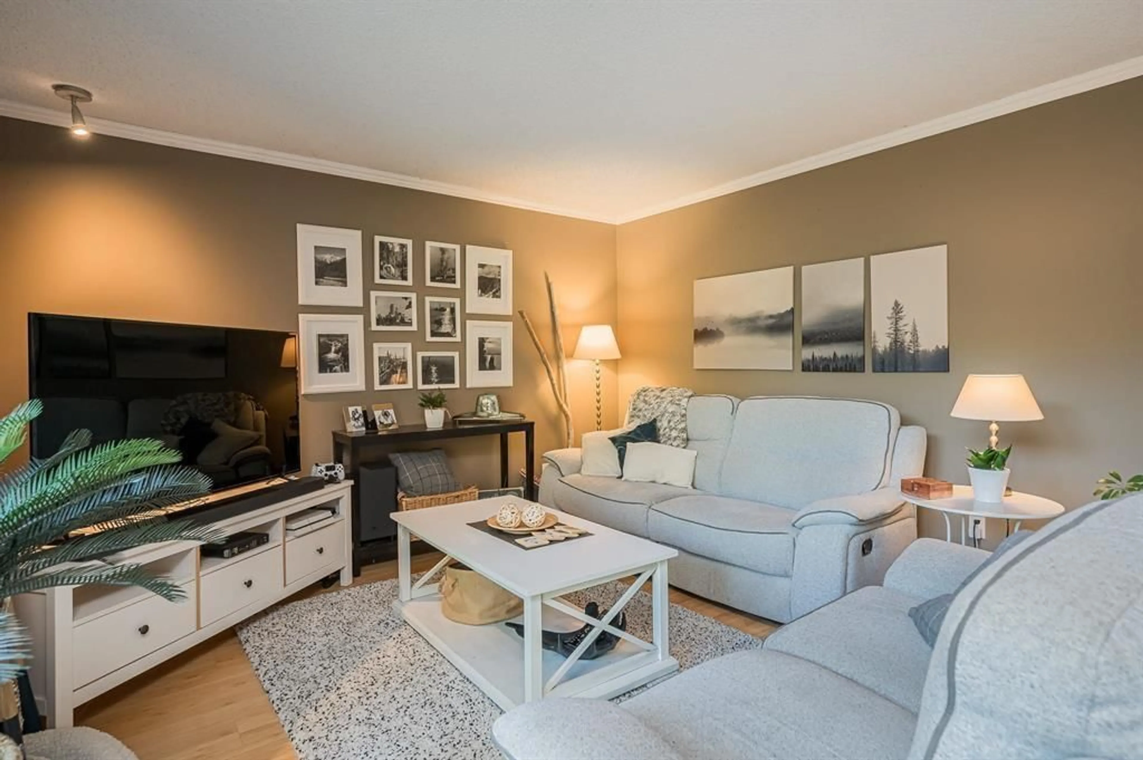 Living room with furniture, unknown for 14603 101A AVENUE, Surrey British Columbia V3R7E2