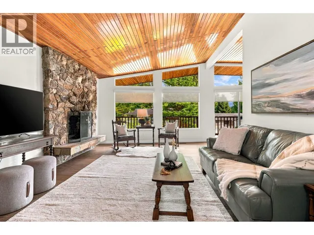 3773 REGENT AVENUE, North Vancouver 2