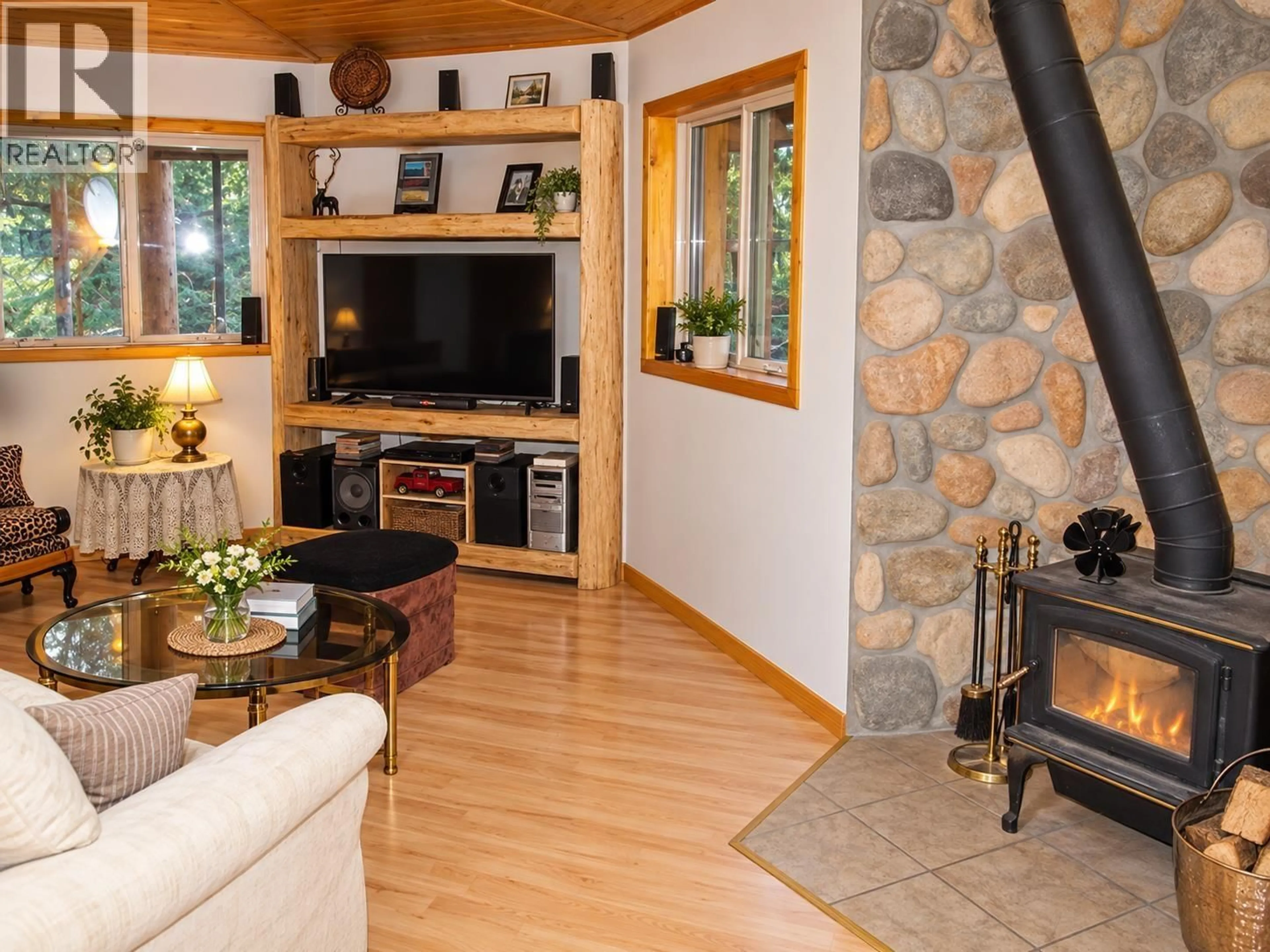 Living room with furniture, unknown for 3561 CANIM HENDRIX ROAD, 100 Mile House British Columbia V0K1L0